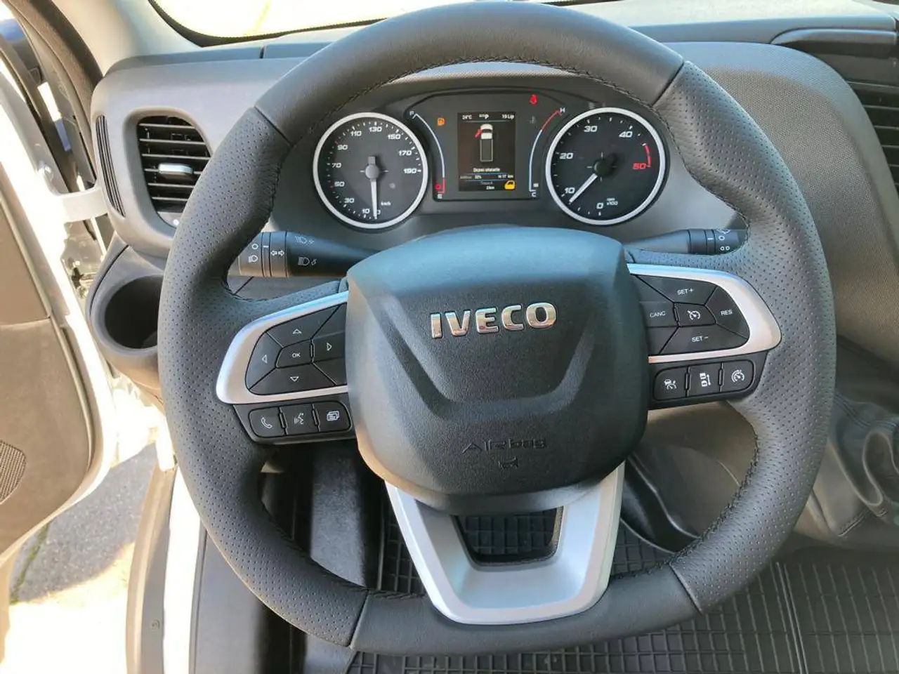 Iveco Daily 2023 — фото 9