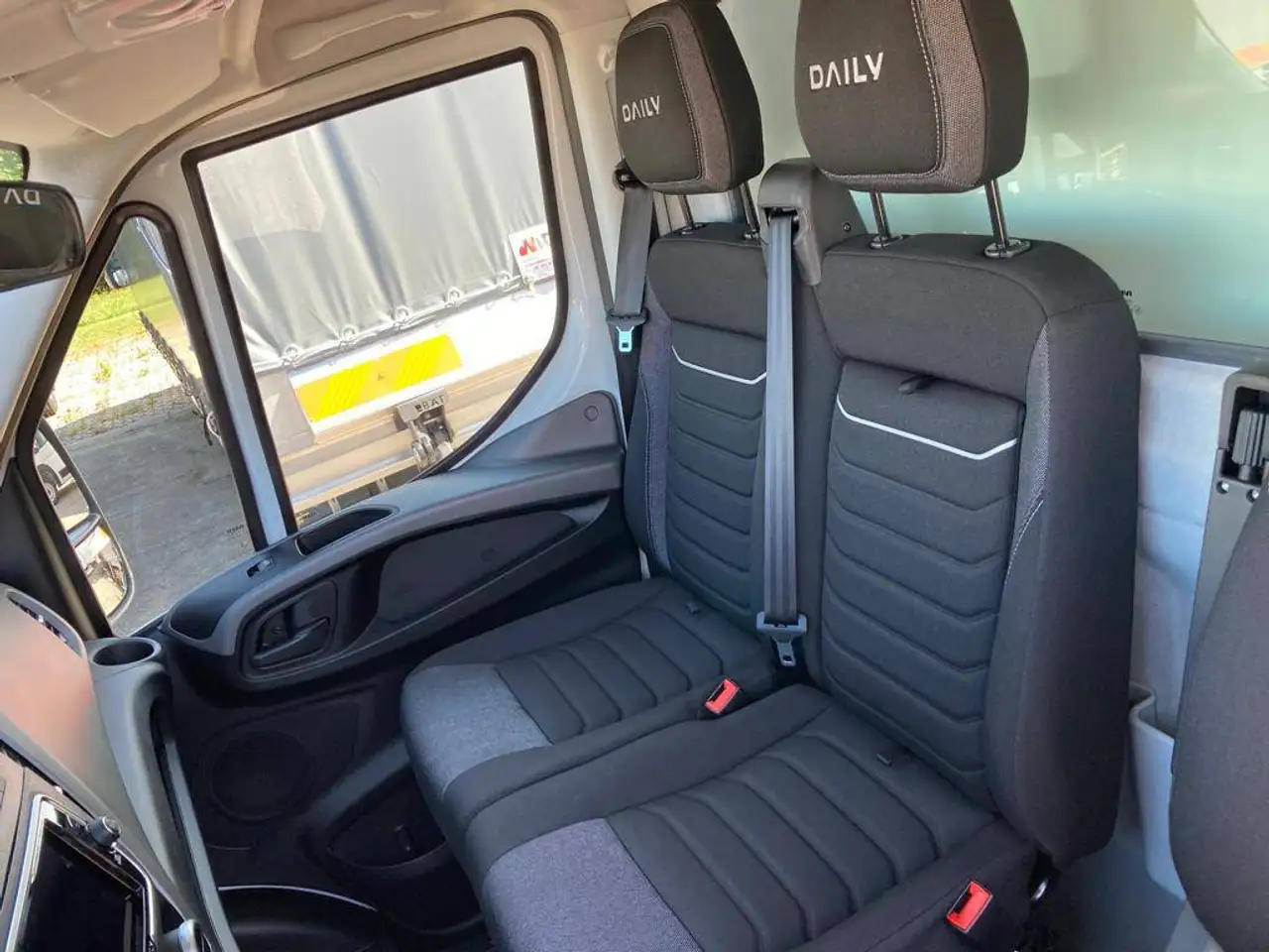 Iveco Daily 2023 — фото 10