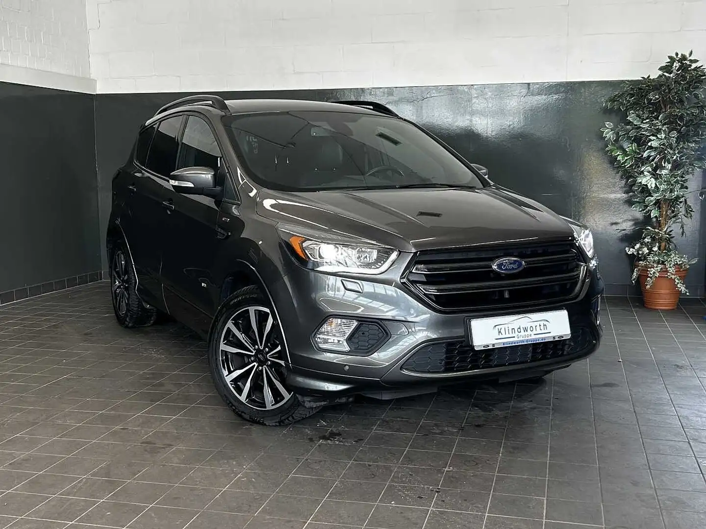 Ford Kuga 2.0 TDCi 4x4 Aut. ST-Line +AHK+GJR+Xenon Grau - 2