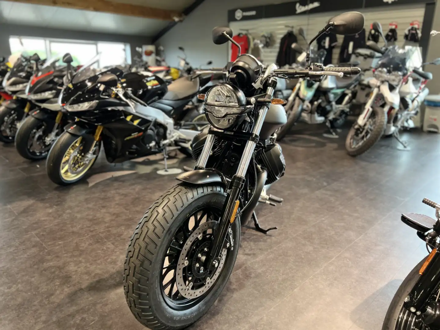 Moto Guzzi V 9 Bobber Noir - 2