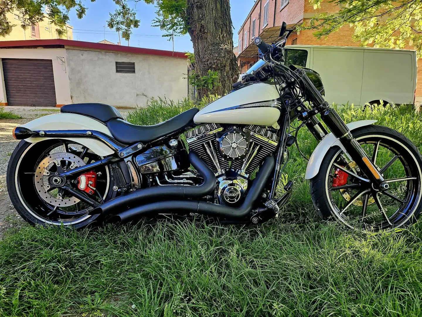 Harley-Davidson Breakout Weiß - 2