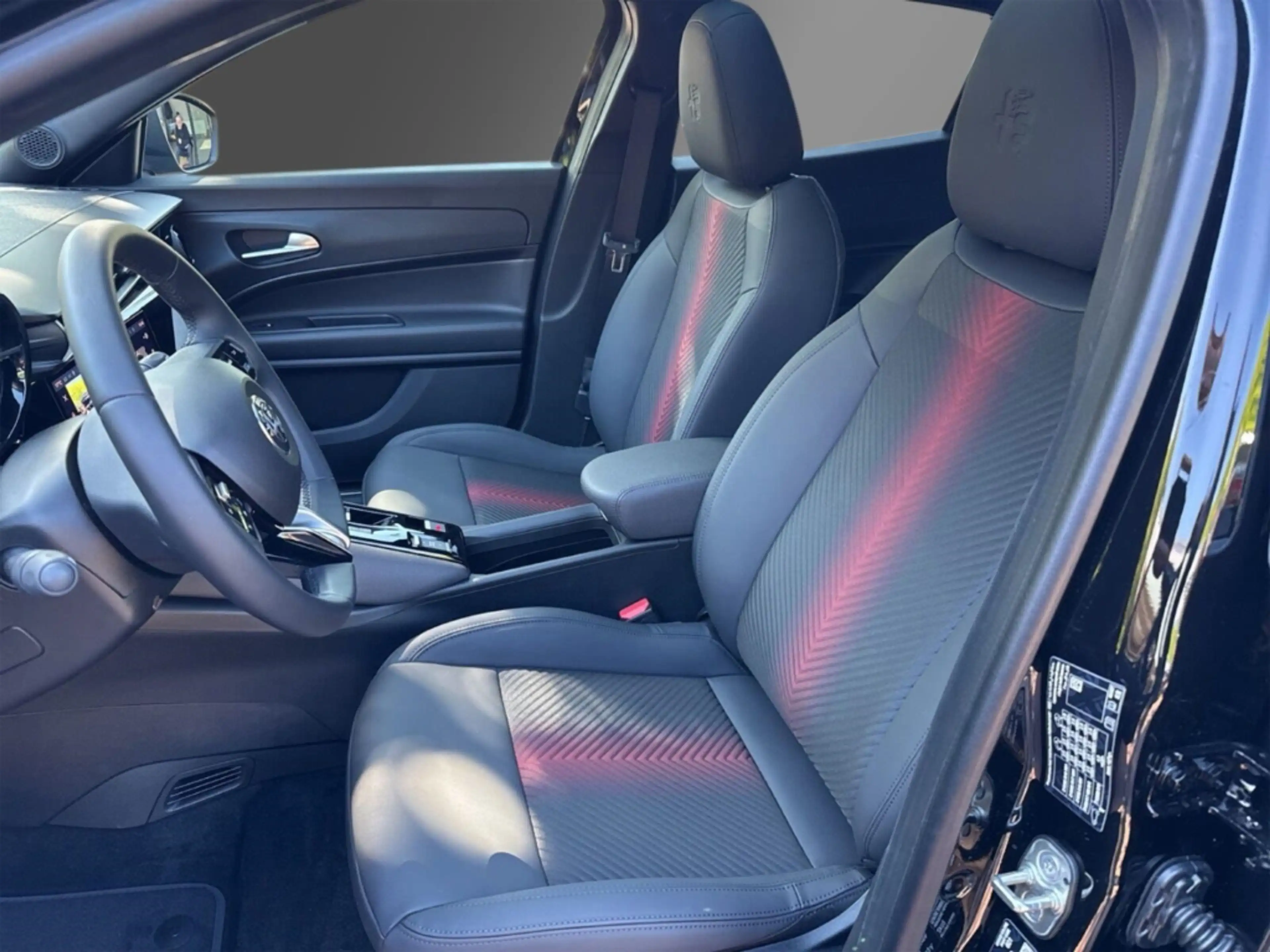Alfa Romeo Junior Ibrida TI 1,2 VGT 107kW MY26-Panoramadach — photo 11