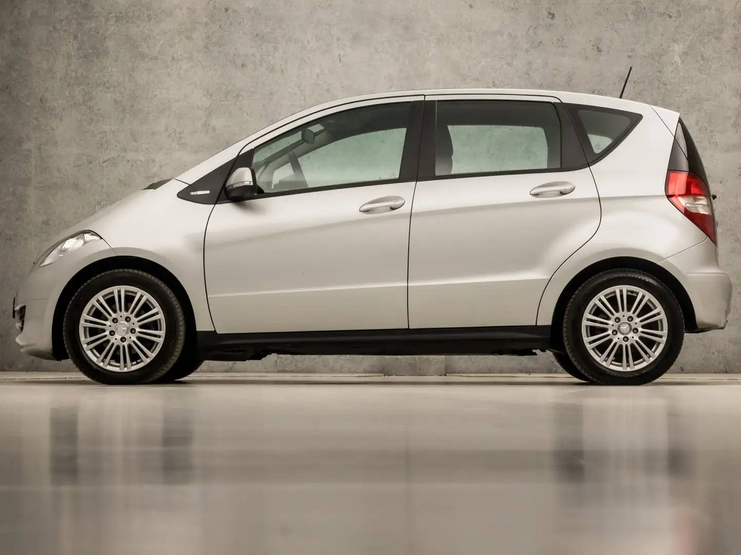 Mercedes-Benz A 160 Luxury (NAVIGATIE, CLIMATE, BLUETOOTH, NAP, LM VEL Grijs - 2