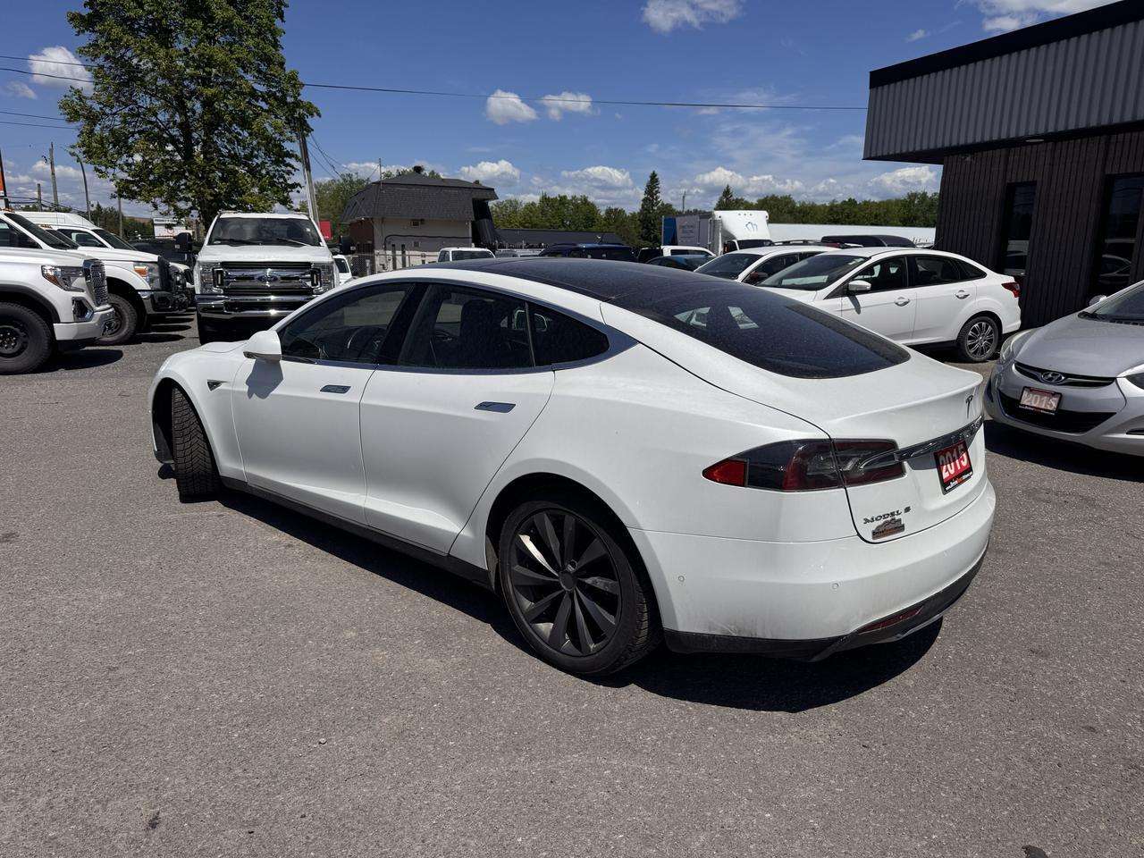 2015 Tesla Model S 85D alt 2