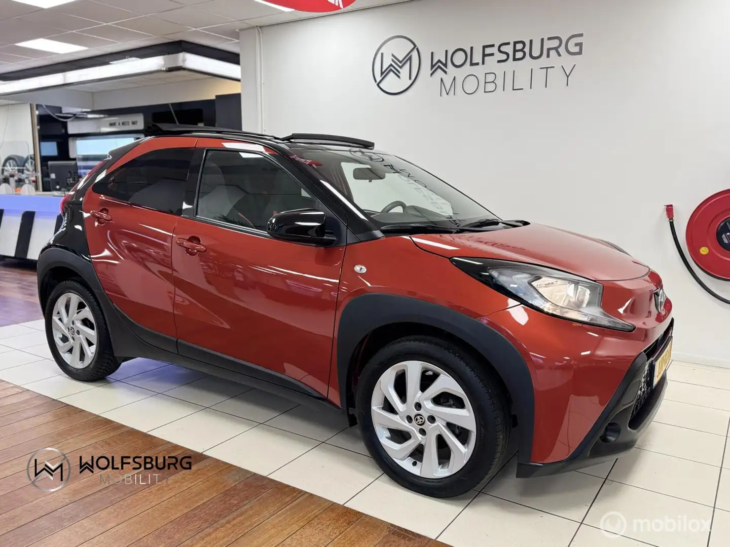 Toyota Aygo X 1.0 VVT-i MT Play | Line Assist| Climate & Cruise Rood - 1