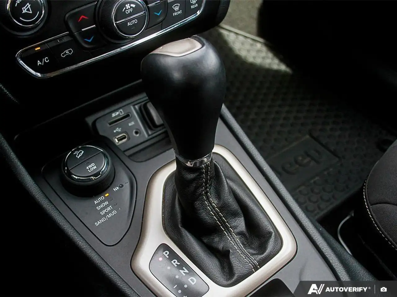Jeep Cherokee снимка Jeep Cherokee