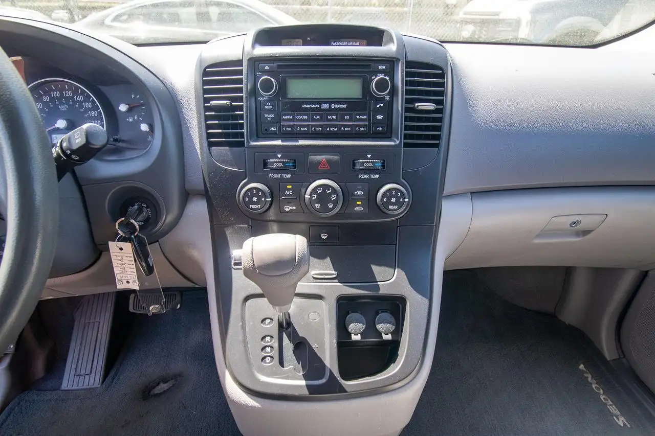 Kia Sedona снимка Kia Sedona