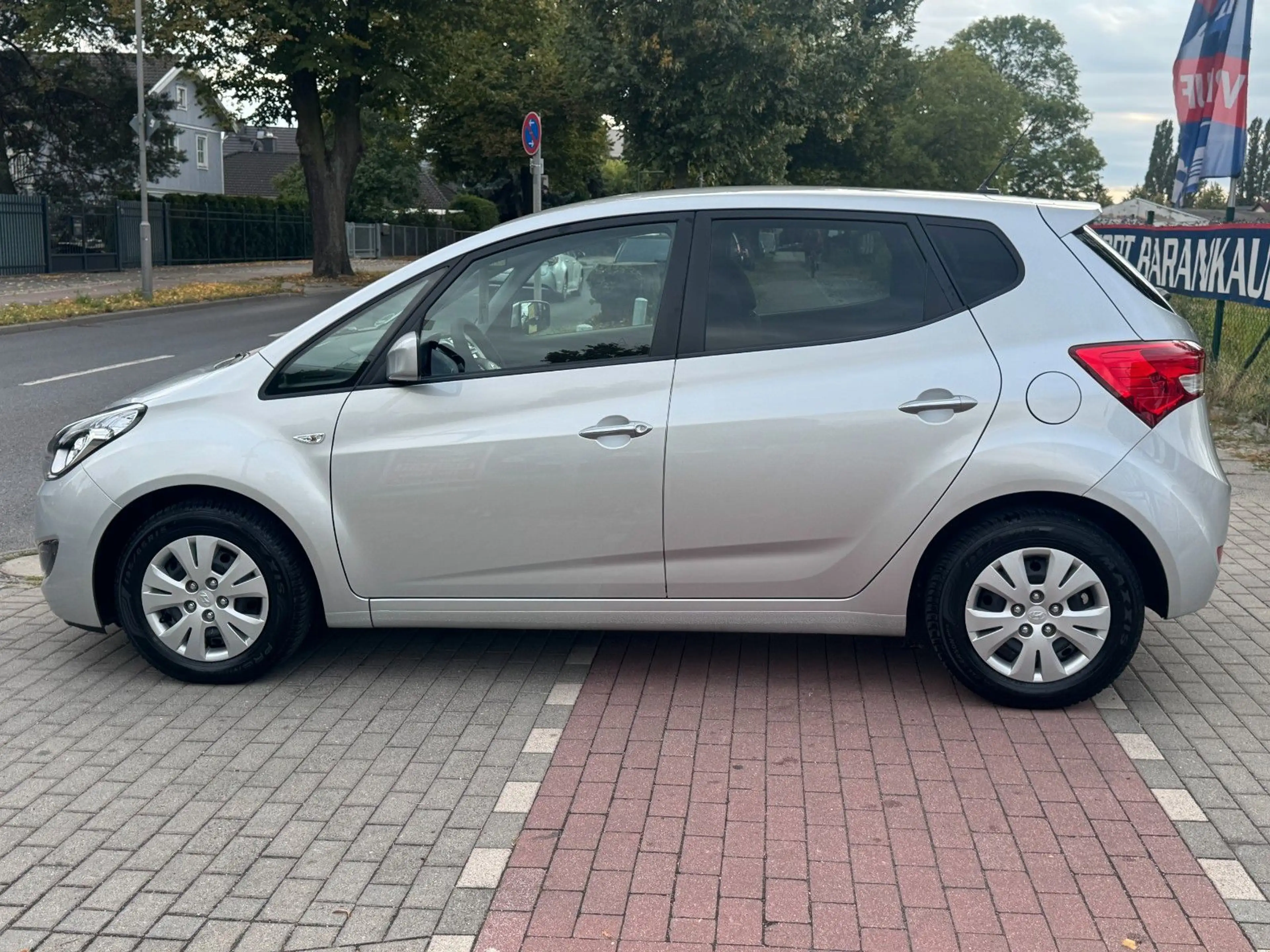 Hyundai iX20 Comfort*Aut*Klima*PDC*Allwetter*TÜV NEU* — photo 8