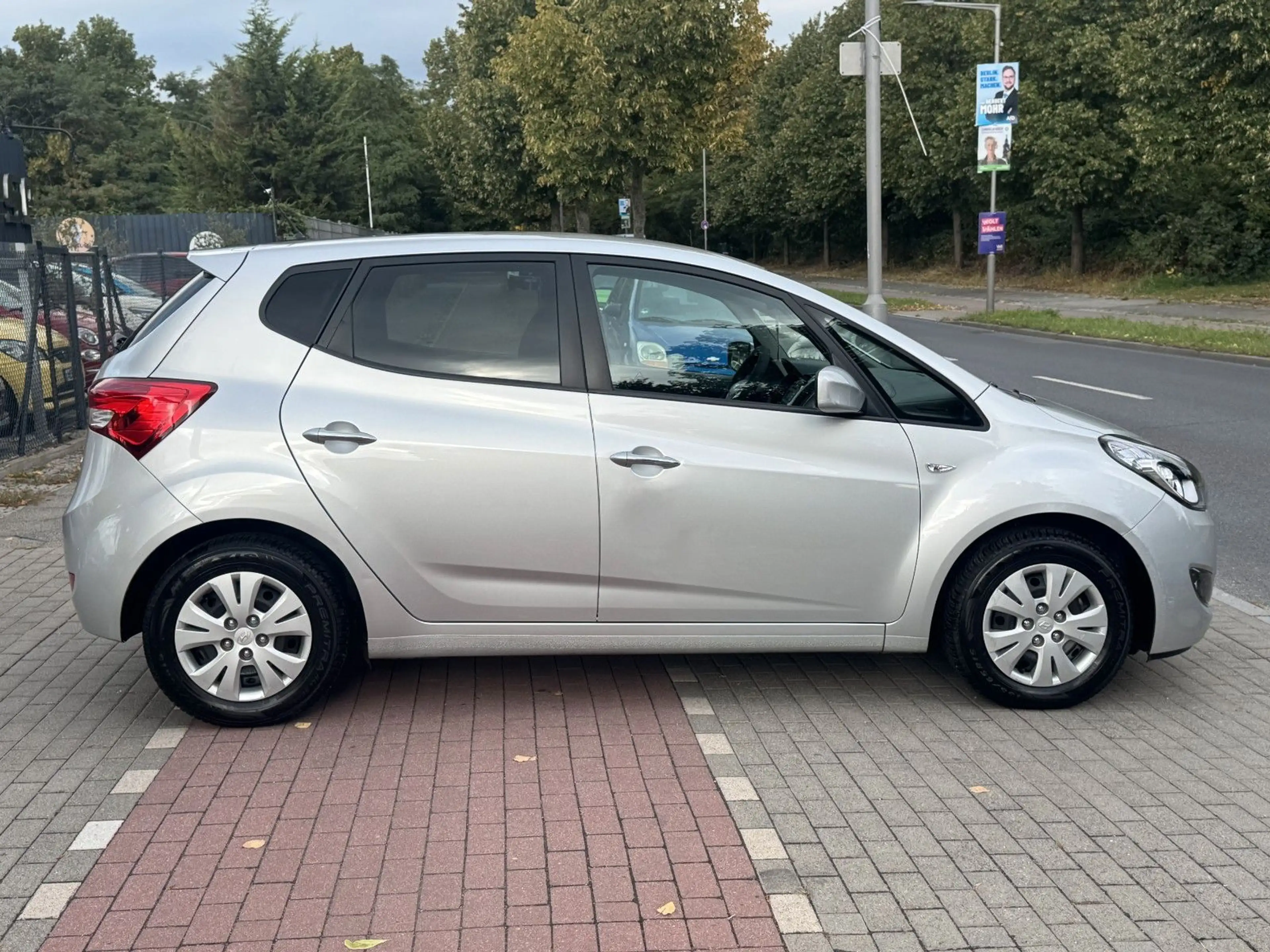 Hyundai iX20 Comfort*Aut*Klima*PDC*Allwetter*TÜV NEU* — photo 4