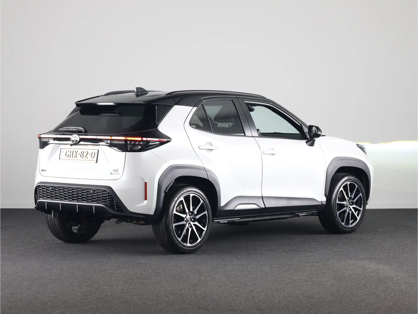 Toyota Yaris Cross 1.5 Hybrid 130 GR-Sport *DEMO* | Glazen Panoramada Wit - 2