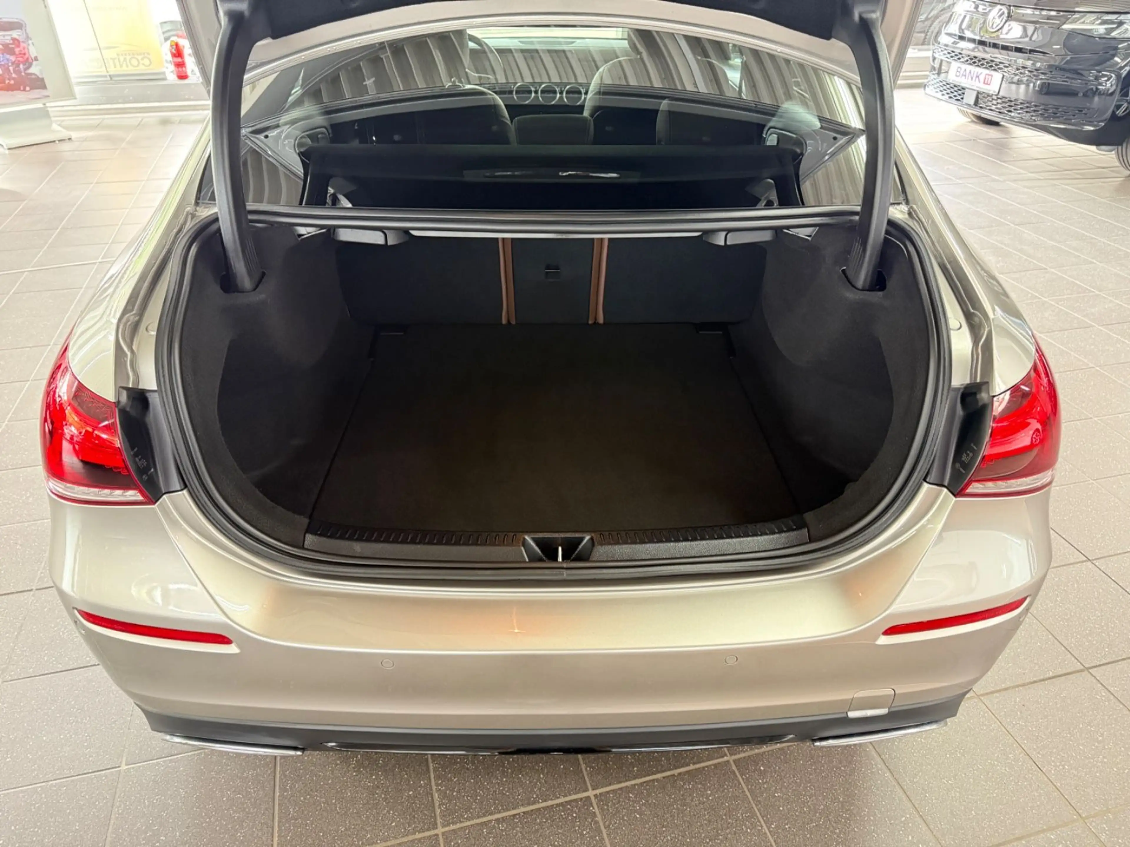 Mercedes-Benz A 200 Limousine Progressive Pano+LED+PARK+19Zoll — photo 9