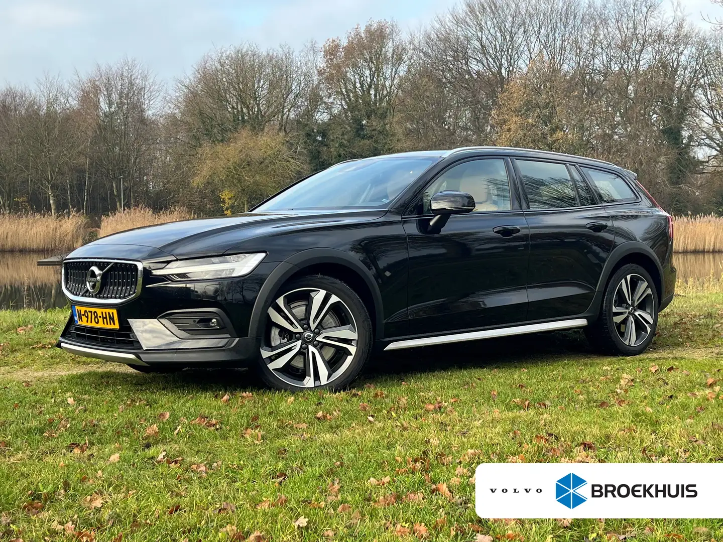 Volvo V60 Cross Country 2.0 B5 AWD Pro | Bowers&Wilkins | HUD | Massage | Zwart - 1