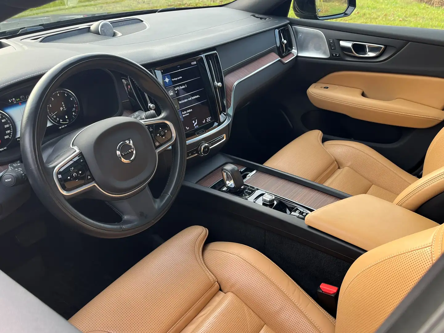 Volvo V60 Cross Country 2.0 B5 AWD Pro | Bowers&Wilkins | HUD | Massage | Zwart - 2