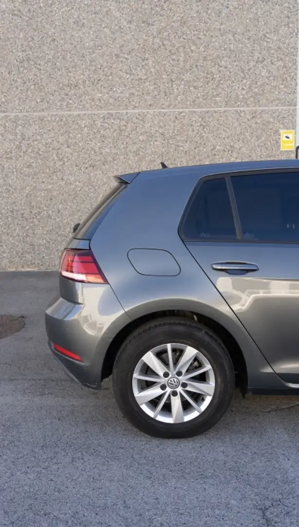 Volkswagen Golf 1.0 TSI Advance 85kW Gris - 2
