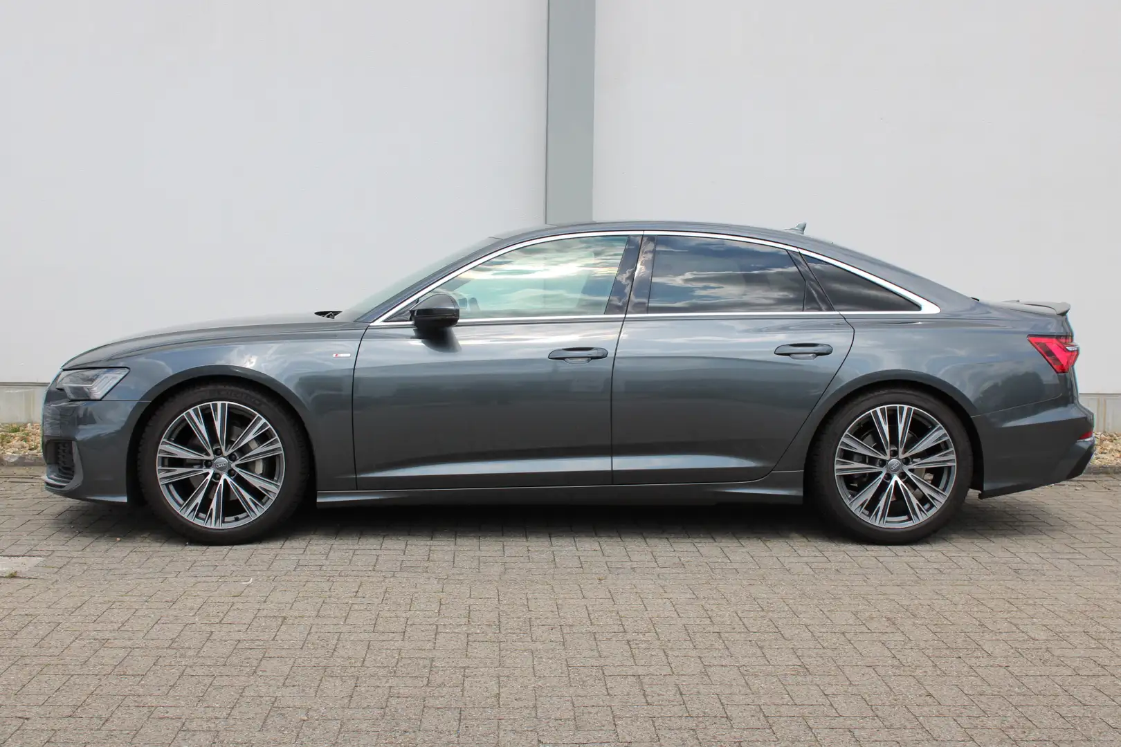 Audi A6 Limousine 45 TFSI S edition / Navigatie  Alcantara Grijs - 2