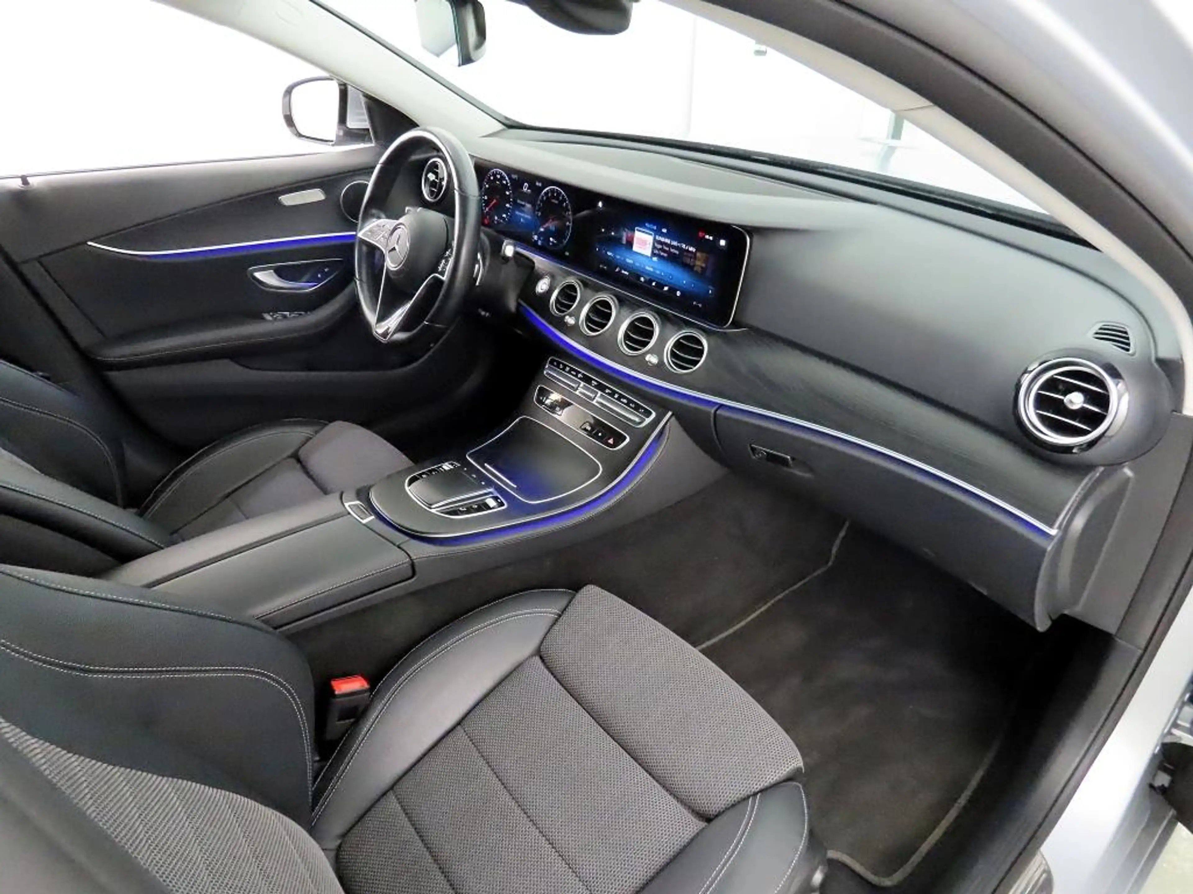 Mercedes-Benz E 300 e T-Modell PHEV Avantgarde LED+ParkPak — photo 18