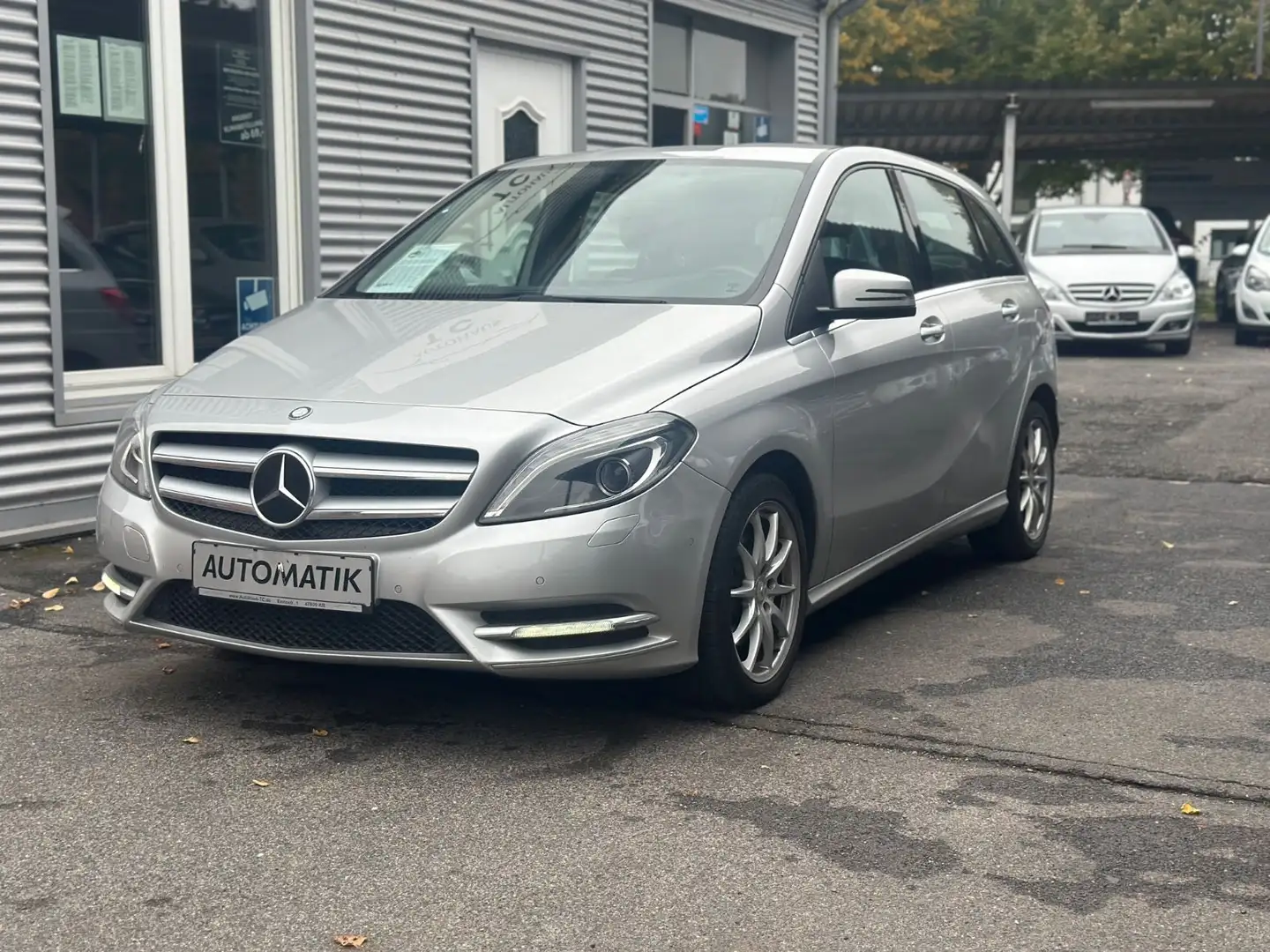Mercedes-Benz B 180 B -Klasse B 180 CDI  AUTOMATIK+1.HAND+PDC+AHK Silber - 1