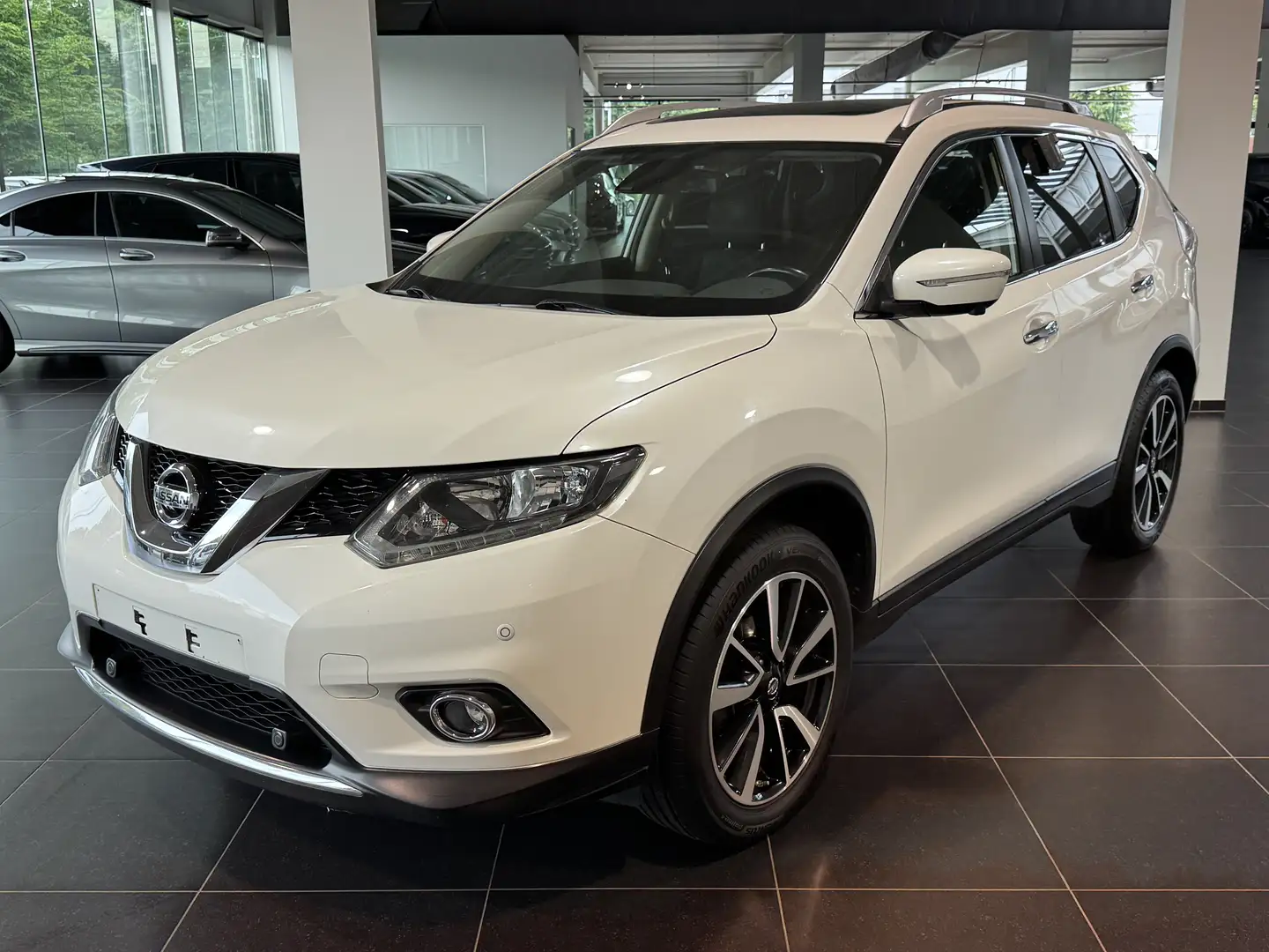Nissan X-Trail 1.6 dCi 2WD Tekna Trekhaak, Pdc - 1