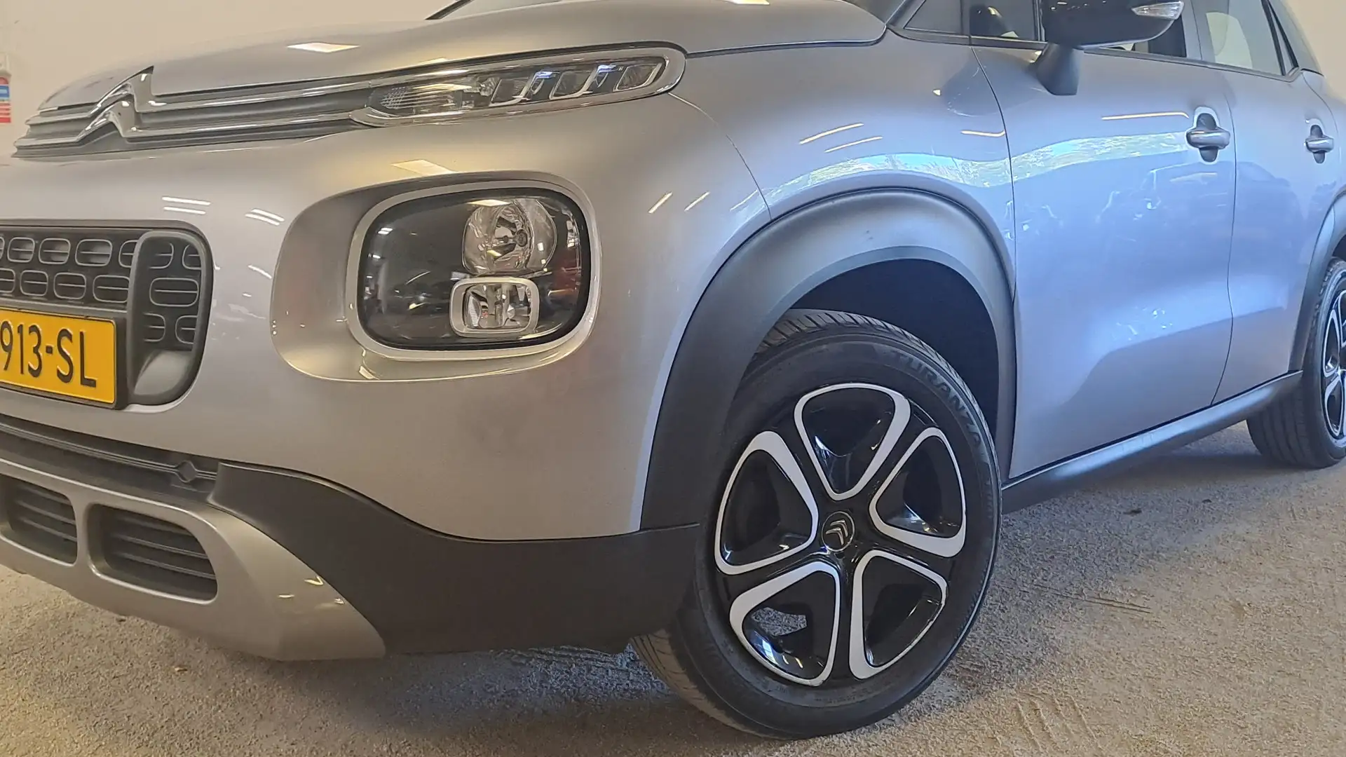 Citroen C3 Aircross 1.2 PureTech S&S Feel Ruime auto met trekhaak!!! Grijs - 2
