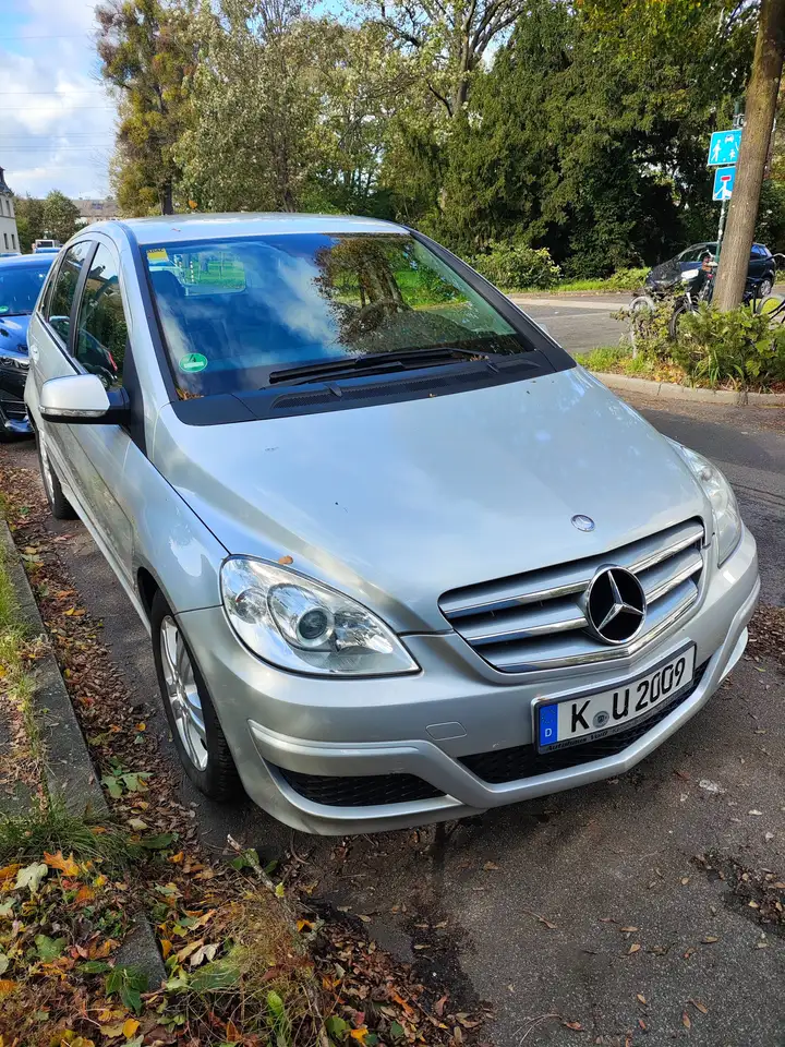 Mercedes-Benz B 180