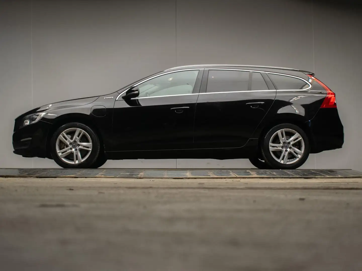 Volvo V60 2.4 D6 Twin Engine Summum Sport (NAVI,CAMERA,PDC,C Zwart - 1