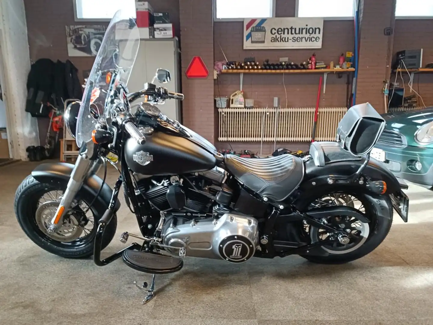 Harley-Davidson Softail Slim Chopper 103 FLS Чорний - 2