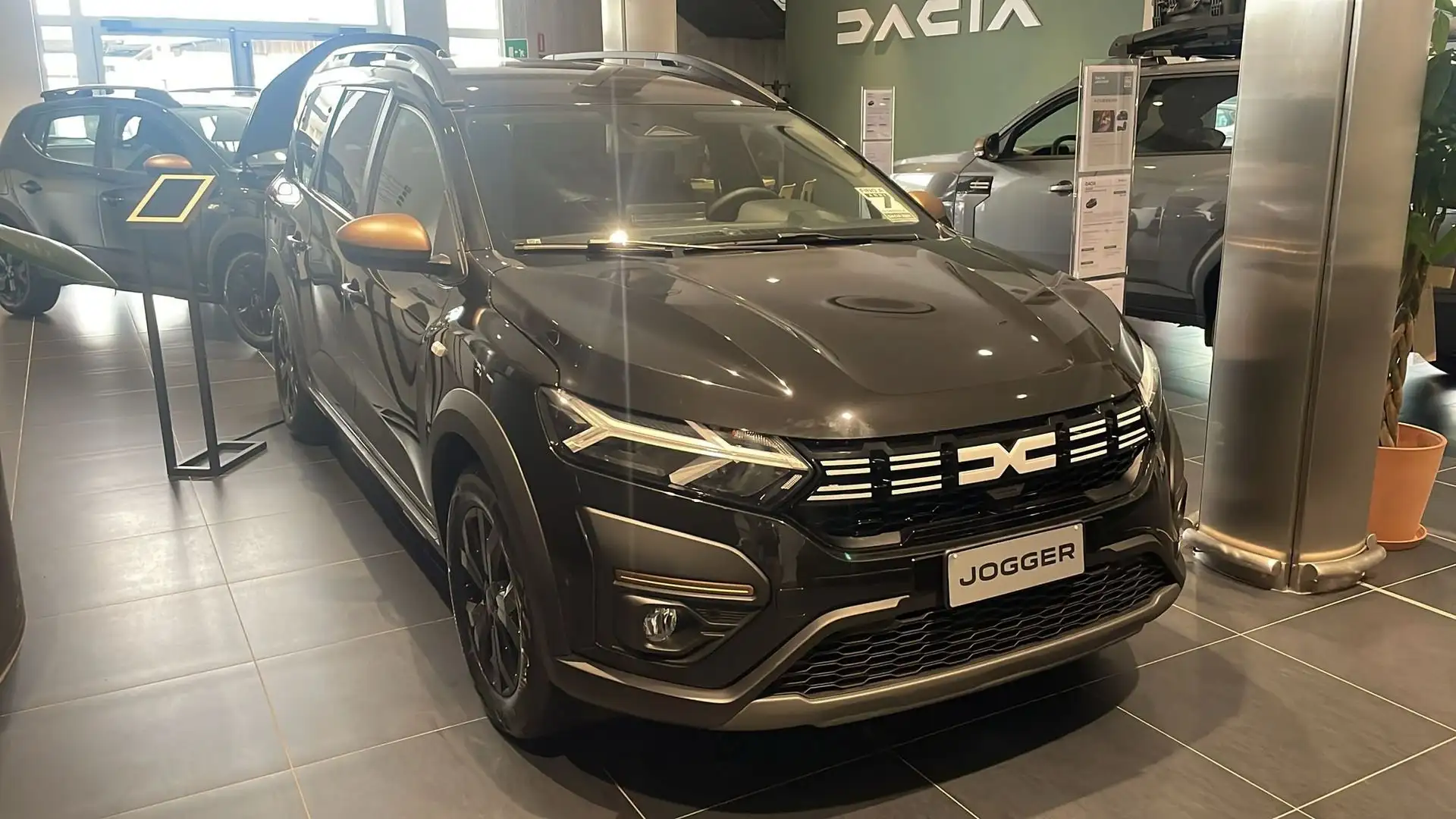 Dacia Jogger 1.0 TCe GPL 100 CV 5 posti Extreme Up Nero - 1