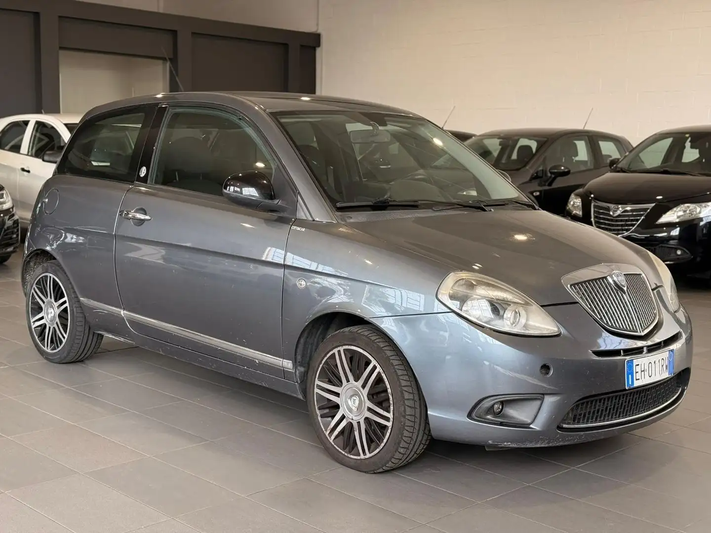 Lancia Ypsilon Ypsilon 1.4 8v Diva ecochic Gpl Gris - 1