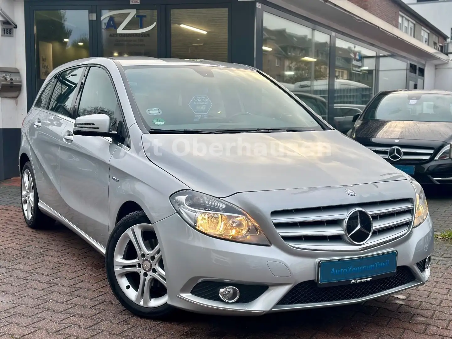 Mercedes-Benz B 180 *SCHECKHEFT VOLL BEI BENZ*TÜV NEU*NAVI* - 1