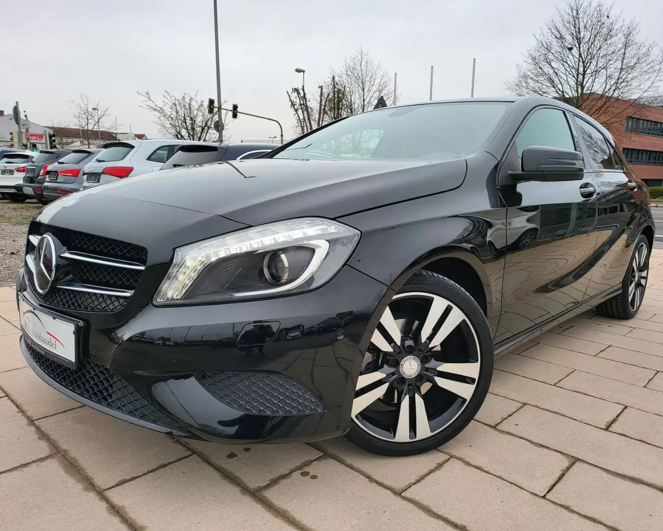 Mercedes-Benz A 180 A A 180 BlueEfficiency Noir - 1