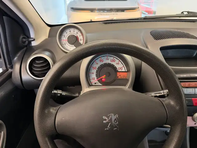 Peugeot 107 view 8