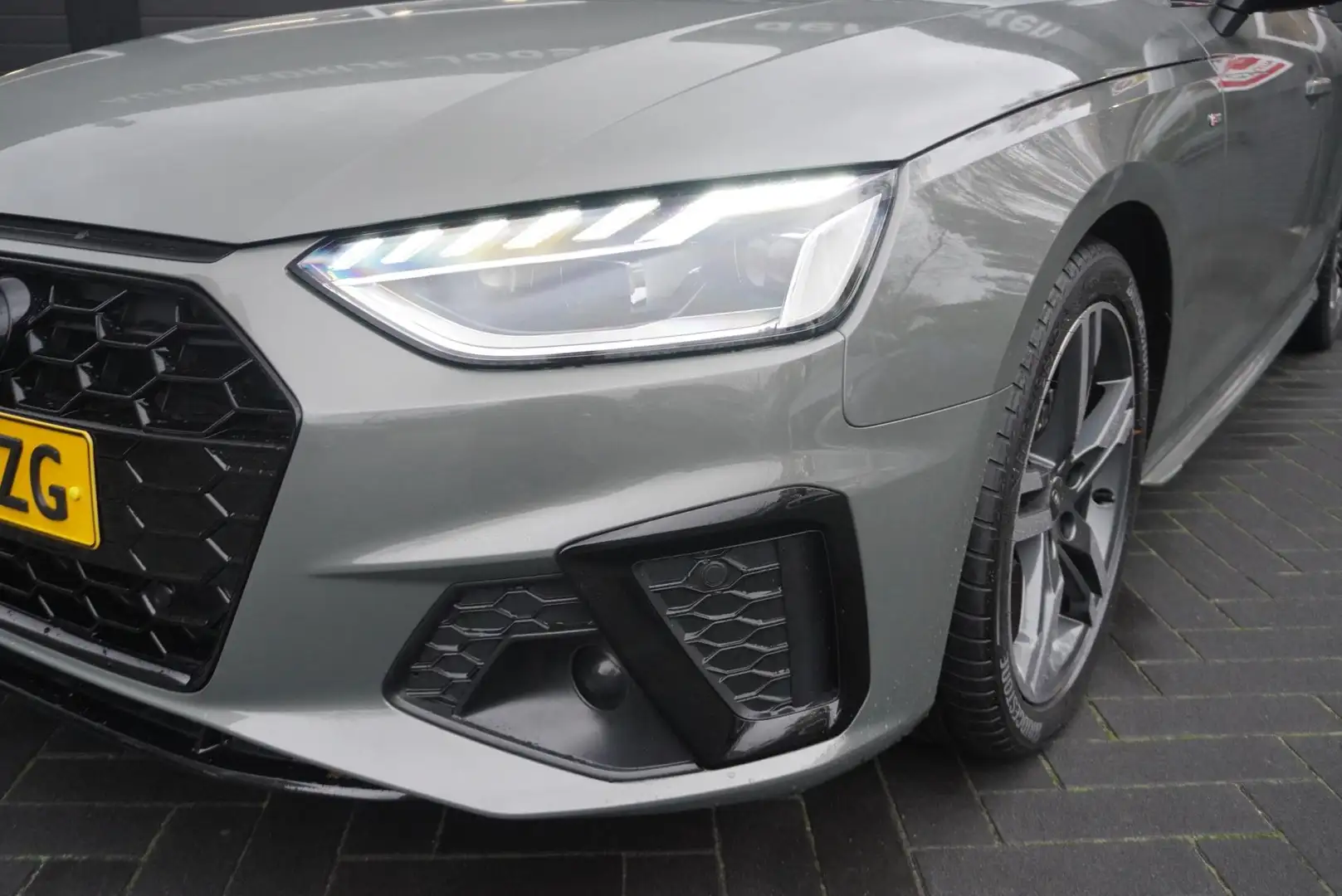 Audi A4 Limousine 35 TFSI S edition Aut/Navi/Carplay/Camer Grijs - 2