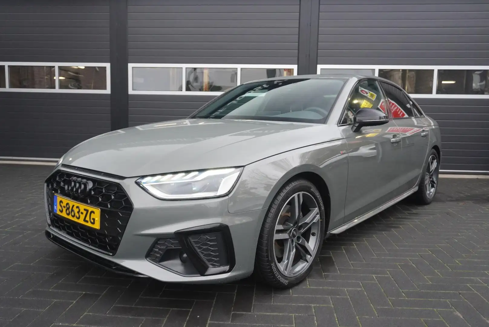 Audi A4 Limousine 35 TFSI S edition Aut/Navi/Carplay/Camer Grijs - 1