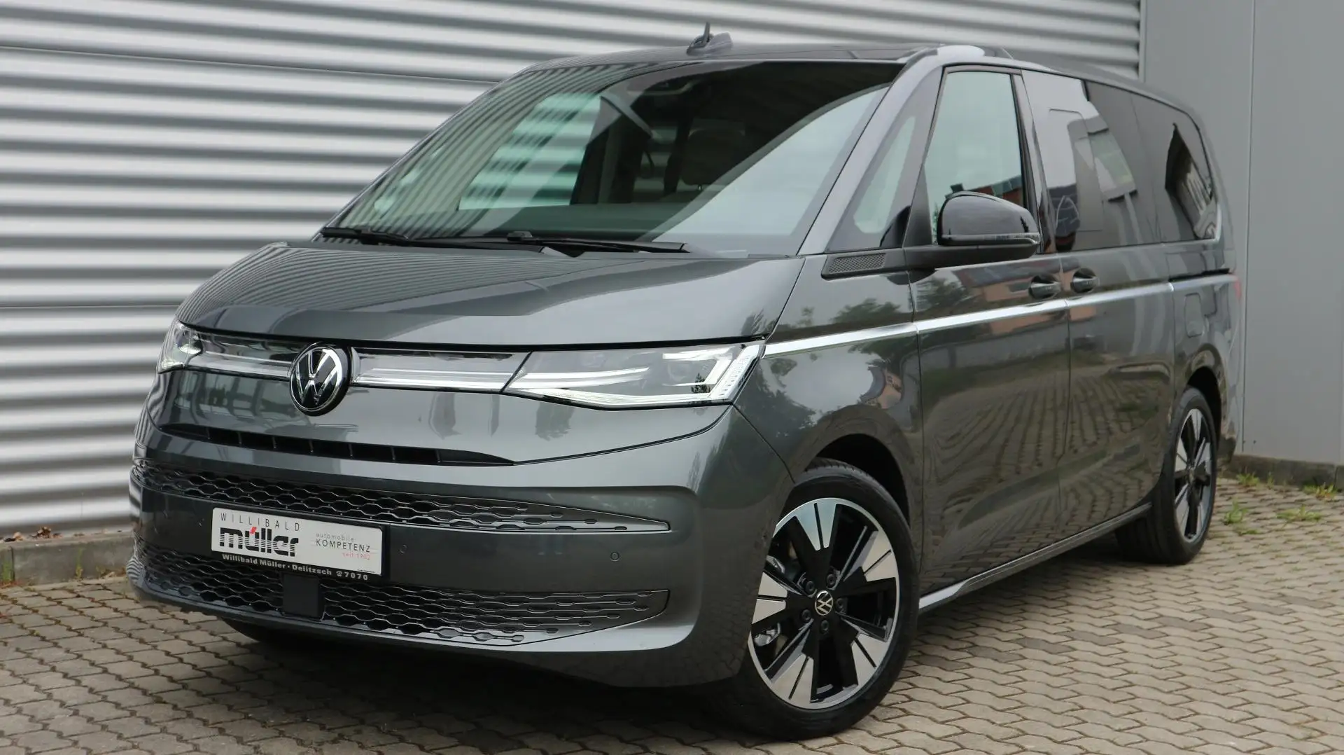 Volkswagen T7 Multivan Style Grau - 1