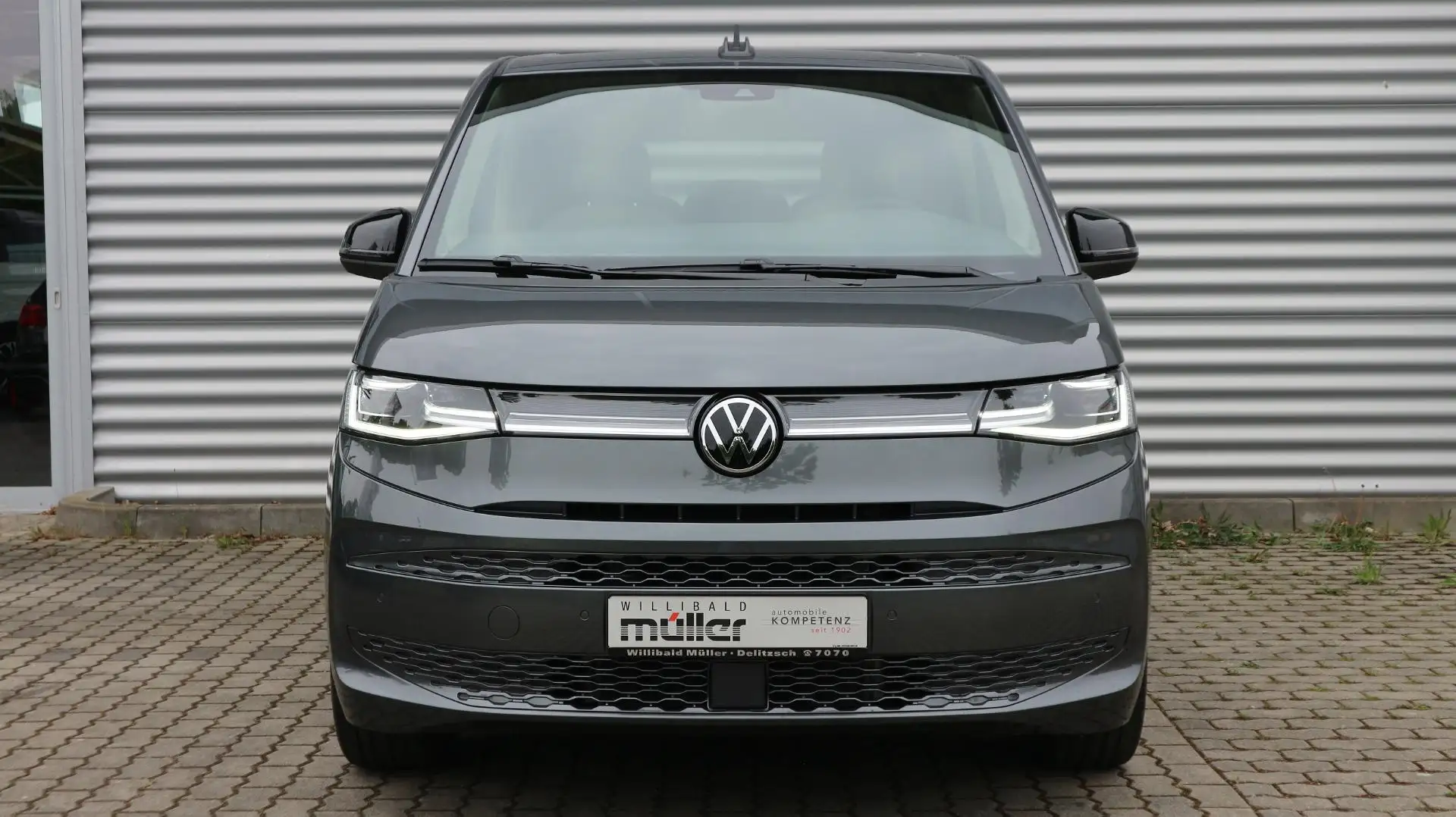 Volkswagen T7 Multivan Style Grau - 2