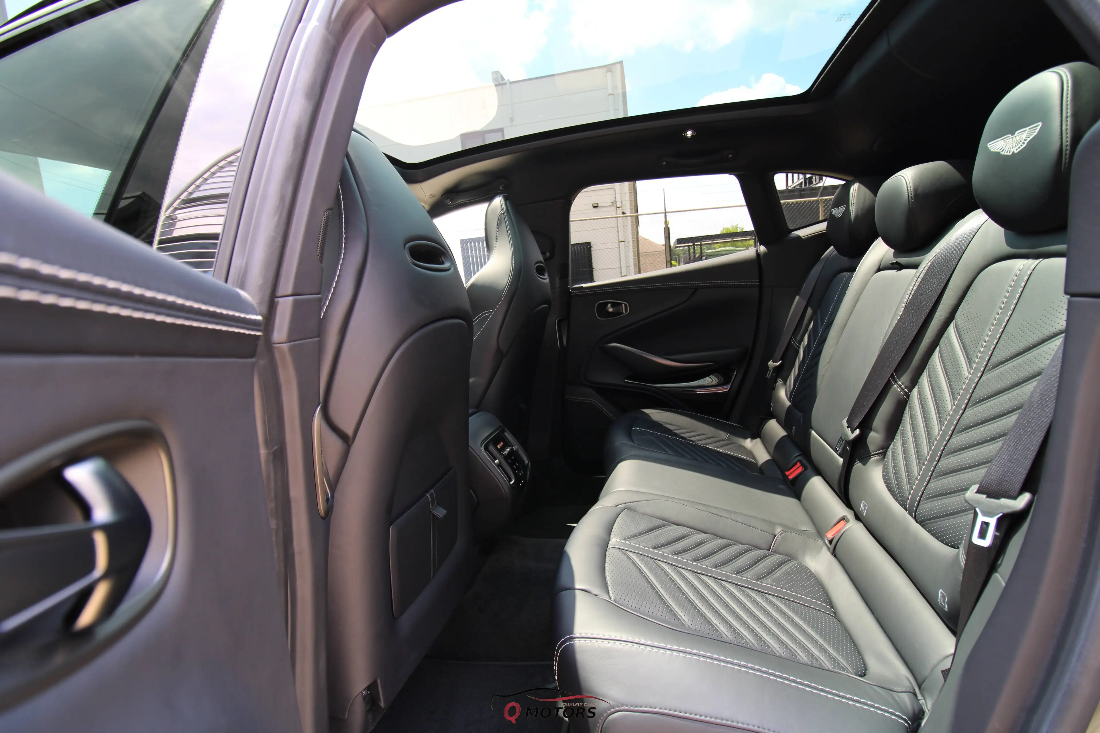 Aston Martin DBX 707/PANO/LED/KEYLESS/ACC/CARPLAY/ — photo 15