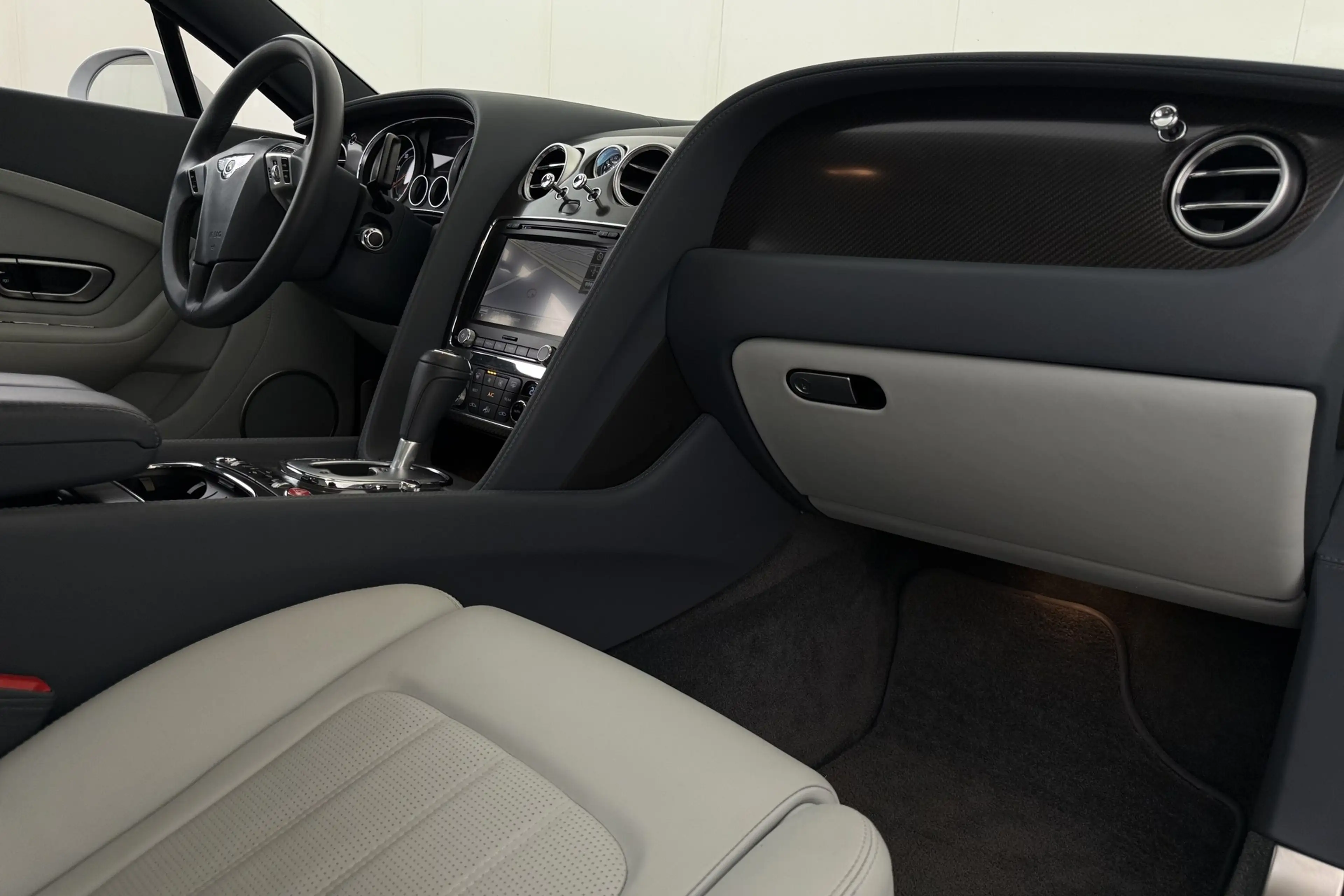 Bentley Continental GT V8 — photo 11
