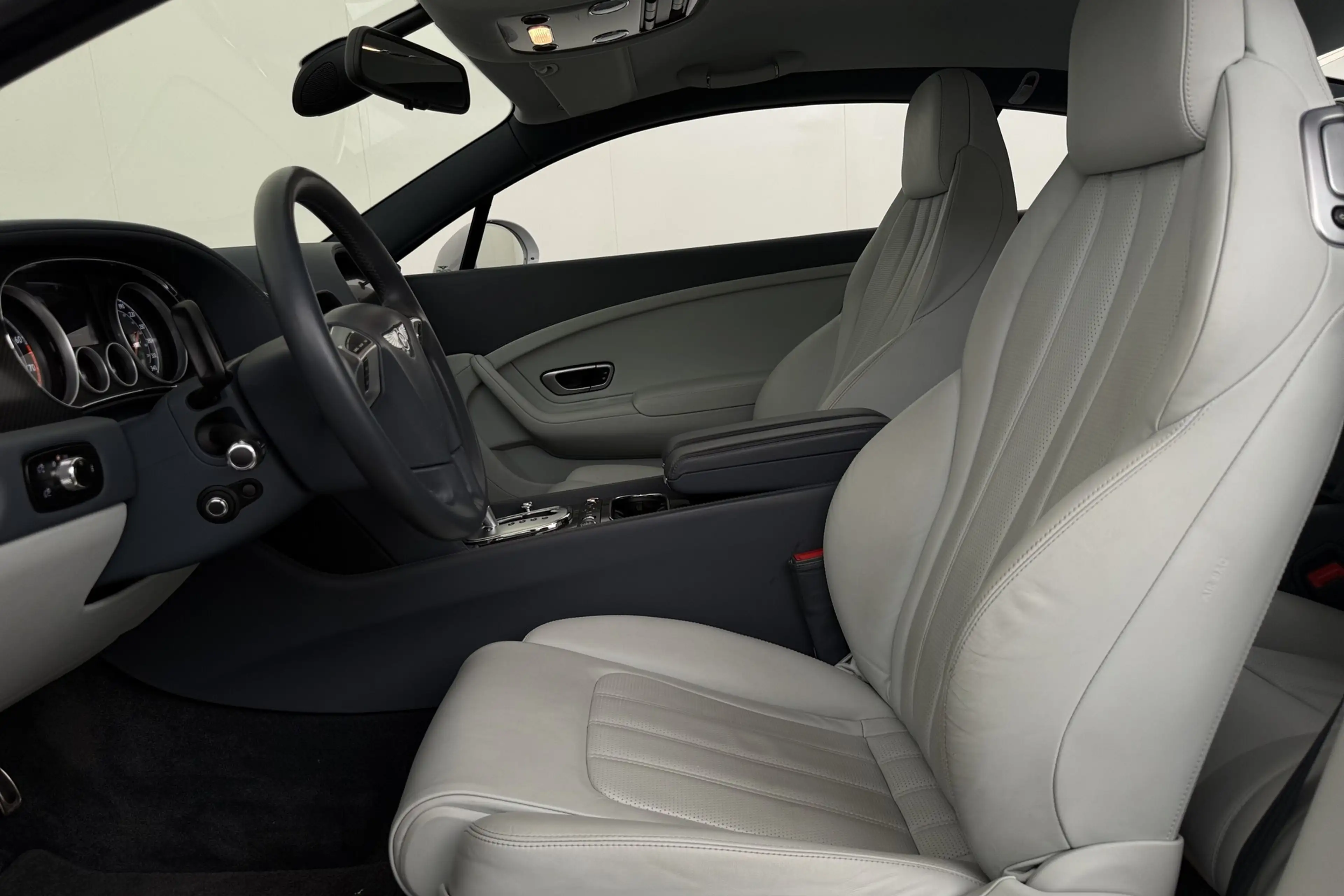Bentley Continental GT V8 — photo 10