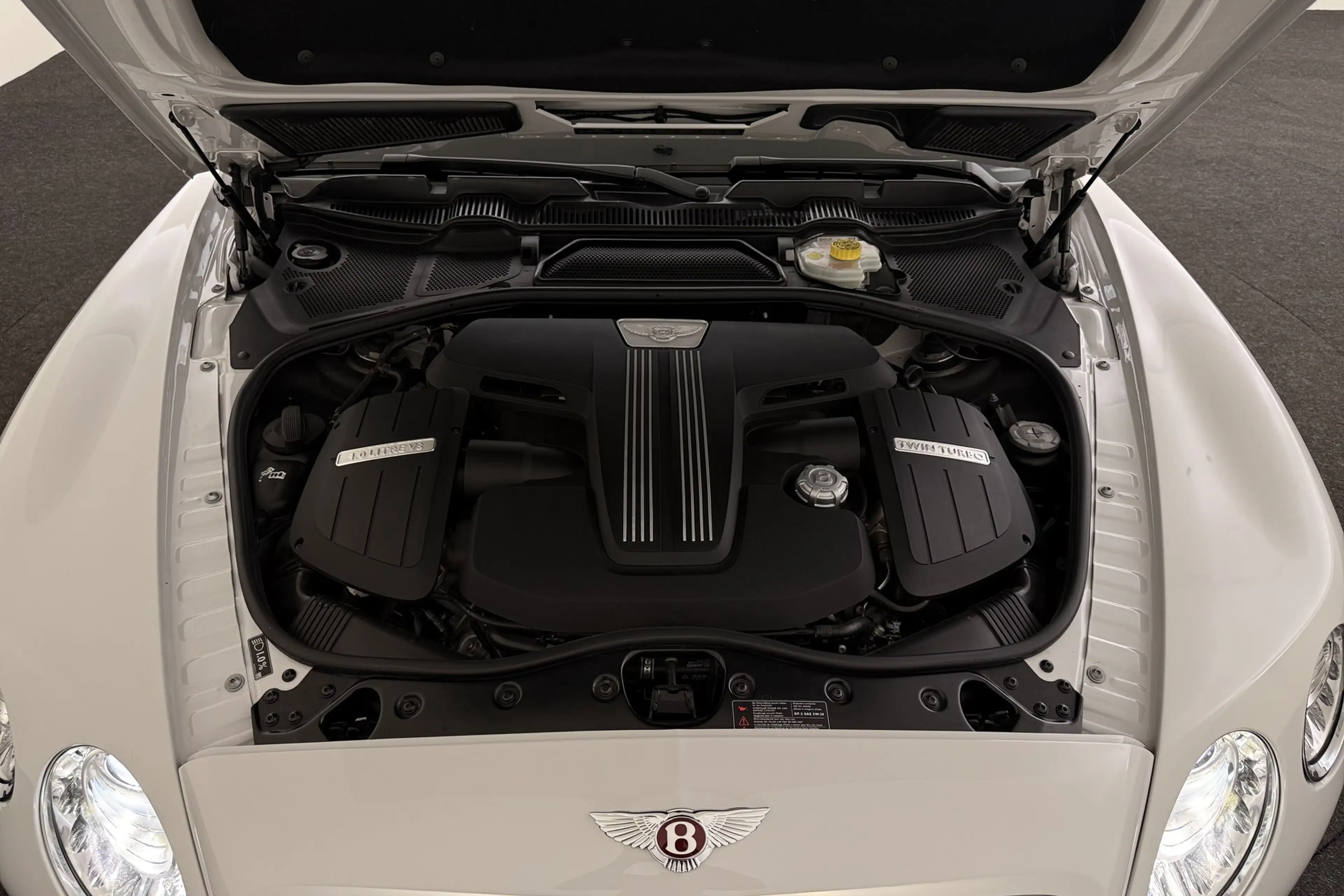 Bentley Continental GT V8 — photo 14