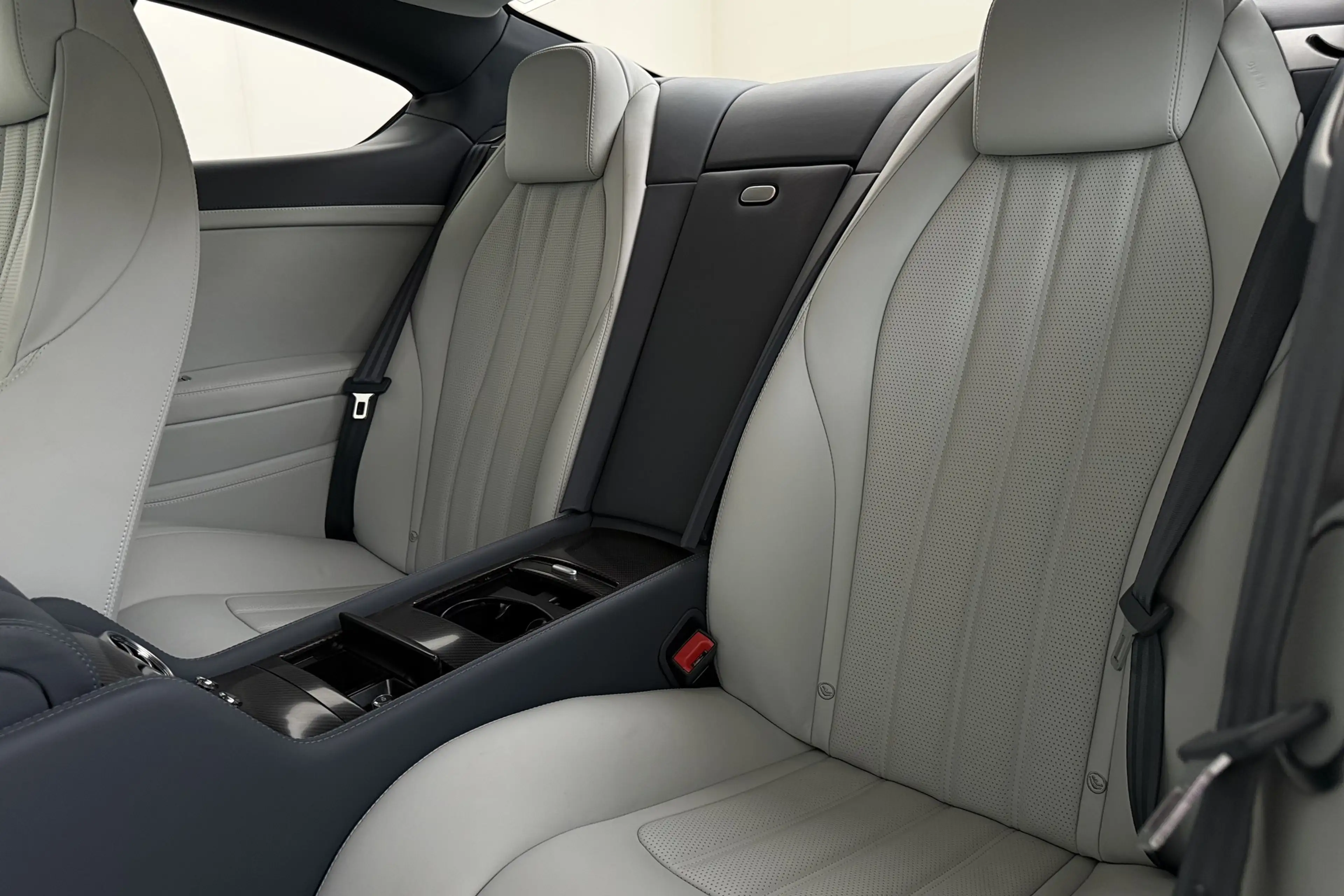 Bentley Continental GT V8 — photo 13