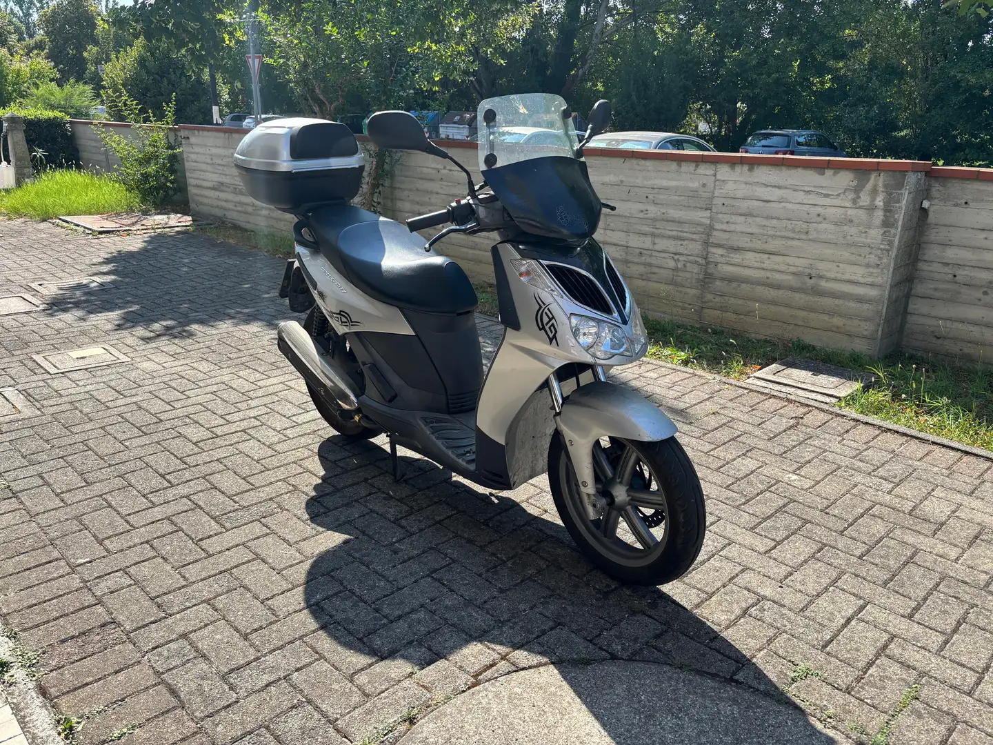 Aprilia Sportcity 200 Silber - 2