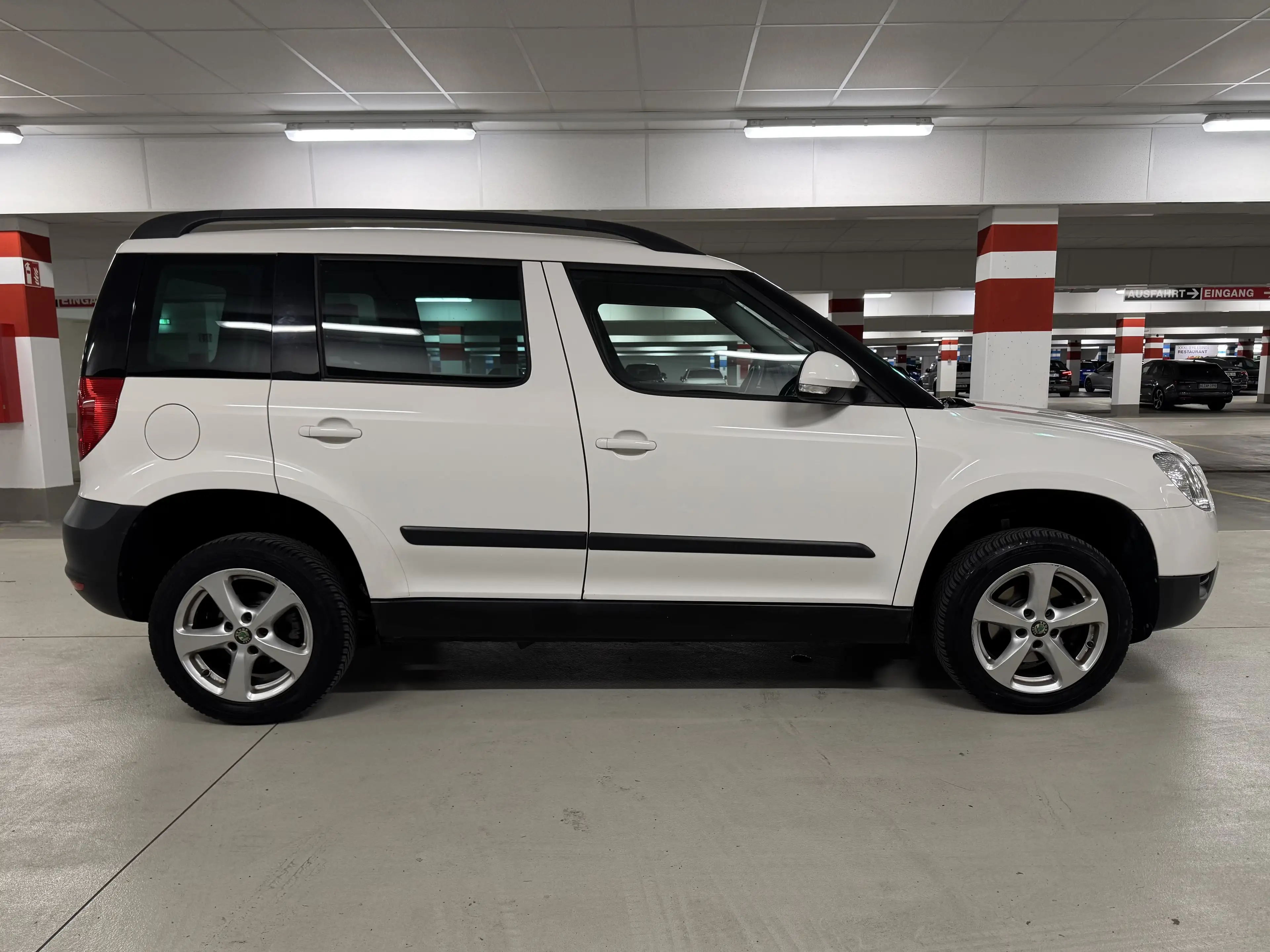 Skoda Yeti 1.2 TSI Active Plus Edition AUTOMATIK* PDC* SHZ* KLIMA* EURO 5* — photo 8