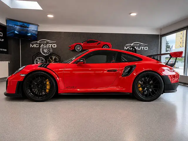 Porsche 911 view 5