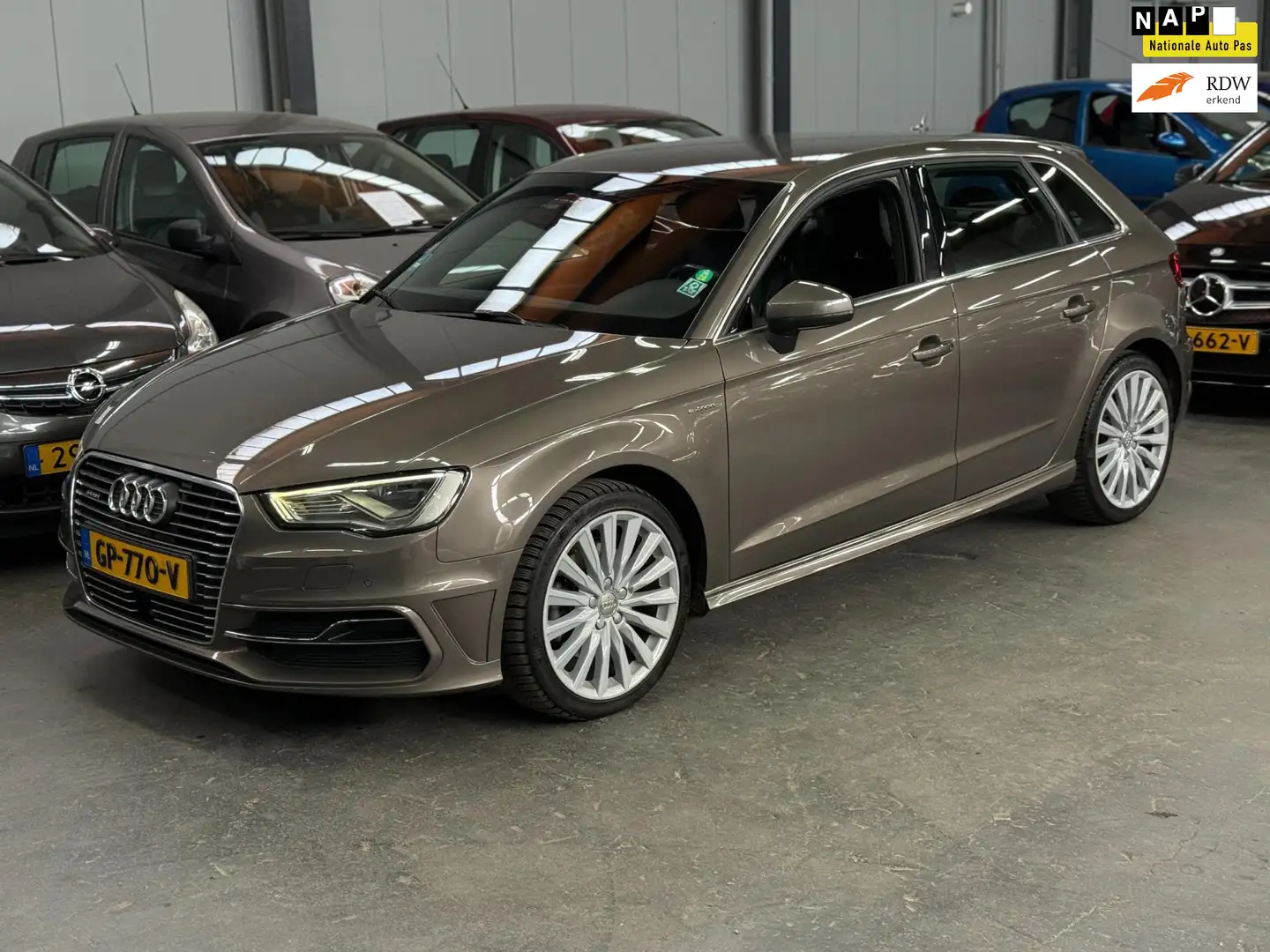 Audi A3 Sportback 1.4 e-tron PHEV Ambition Pro Line plus 2 Grijs - 1