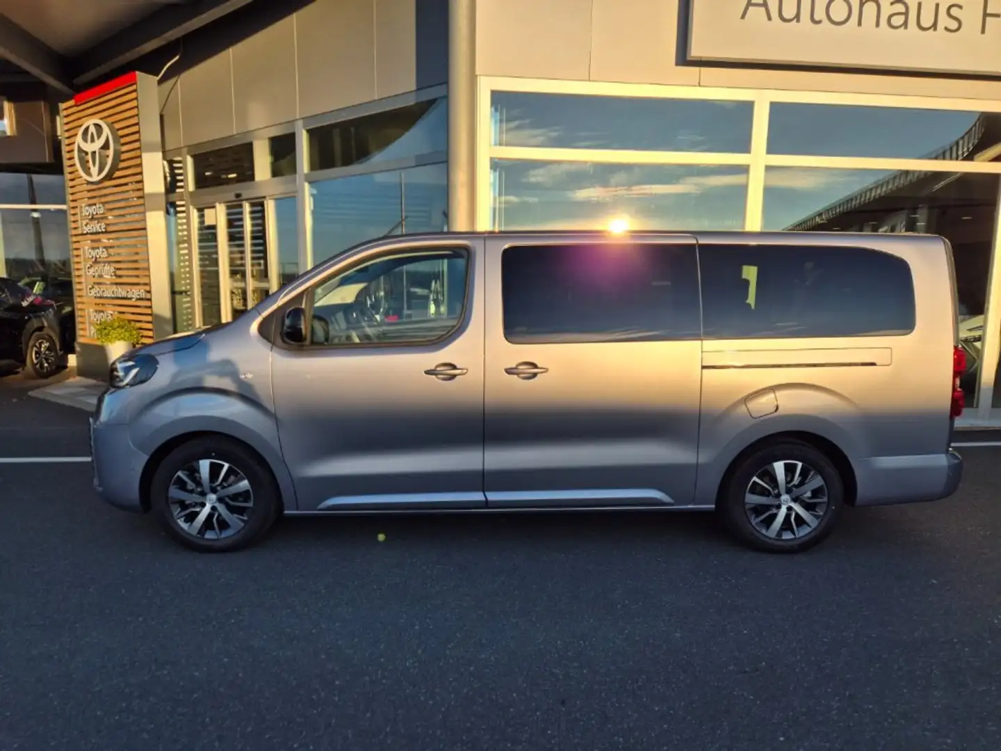 Toyota Proace Verso 2,0l 180 Family Lang Aut. *ELEGANCE*GPS* Zilver - 2
