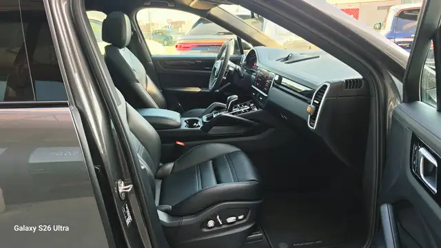 Porsche Cayenne view 29