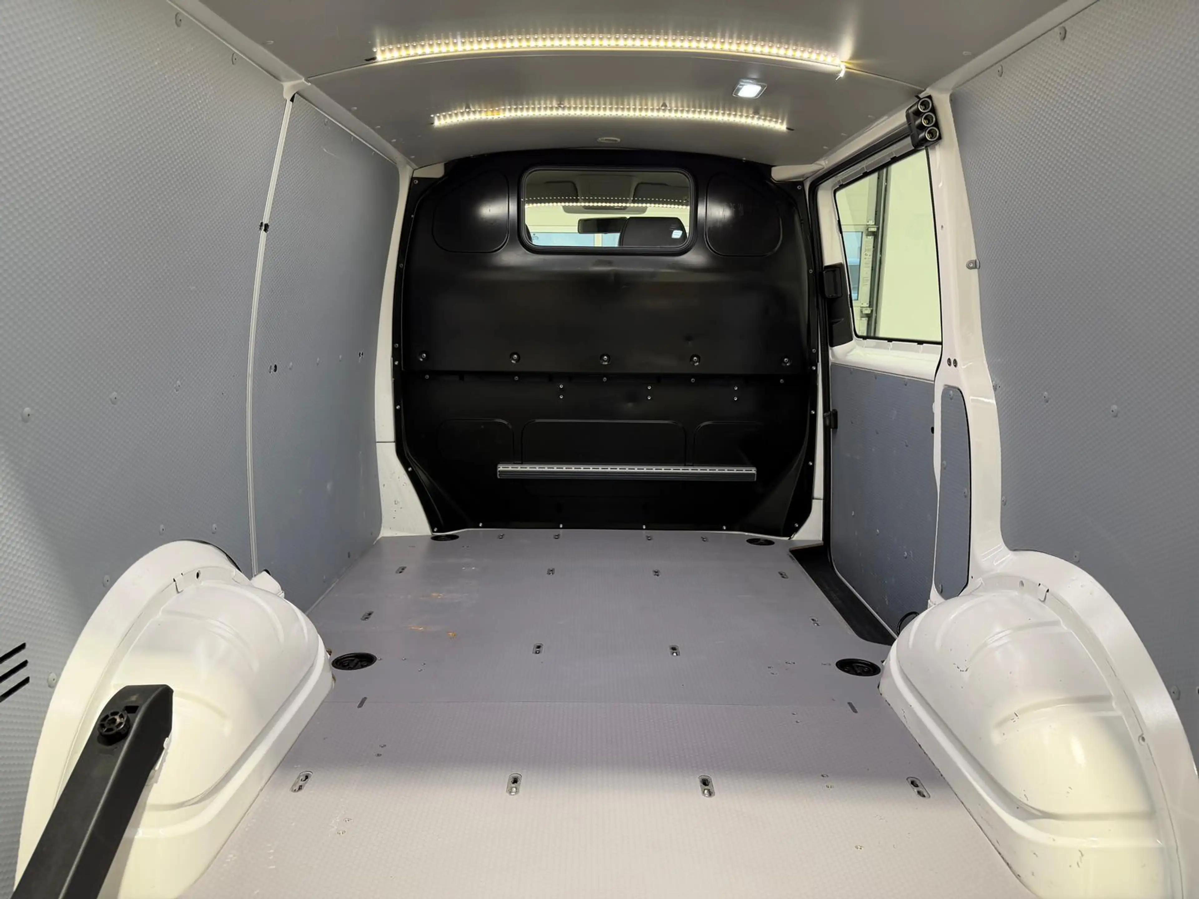 Volkswagen T6.1 Transporter ,4Motion,kurz,Klima,Radio,AHK — photo 5
