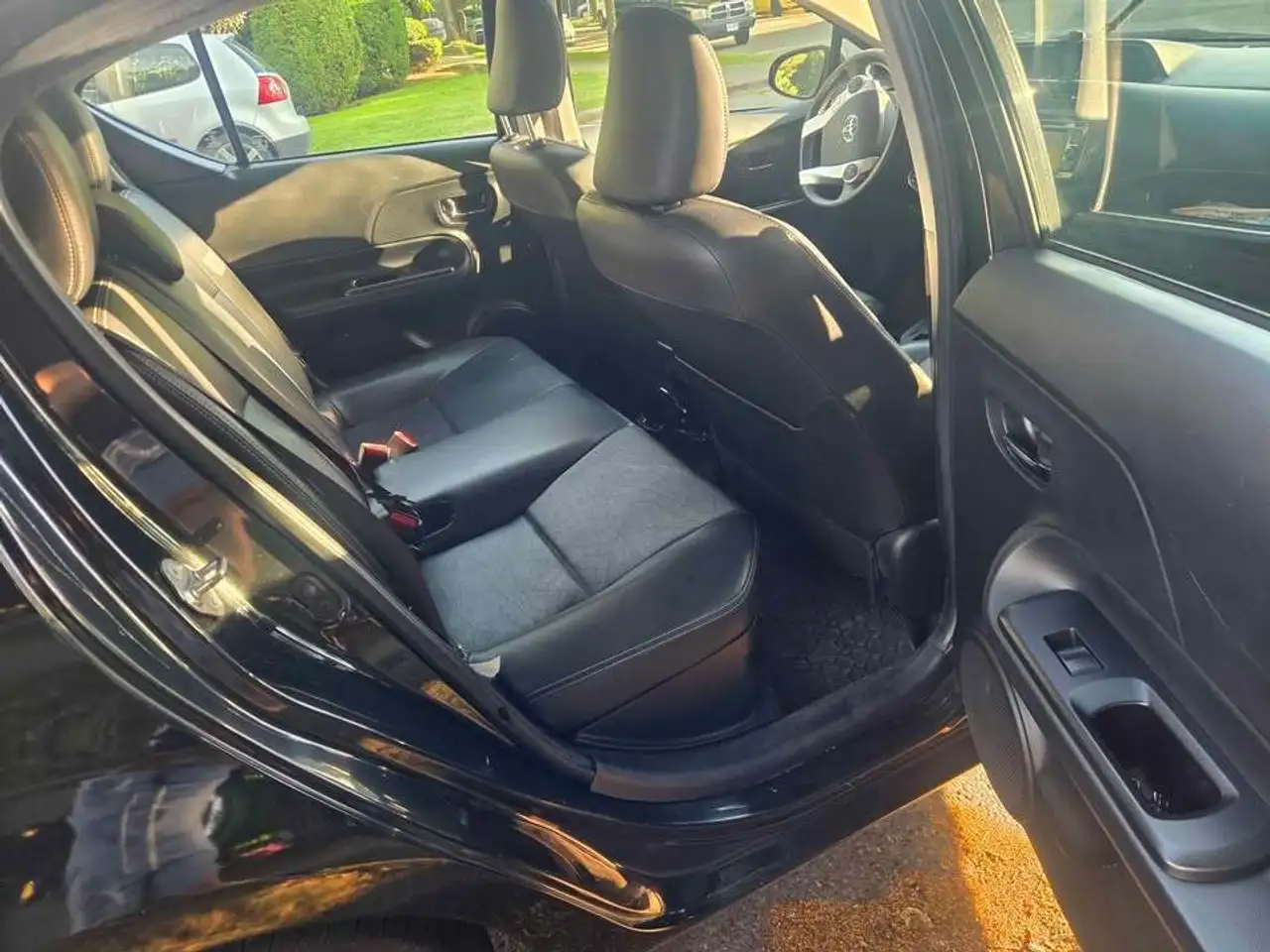 Toyota Prius c снимка Toyota Prius c