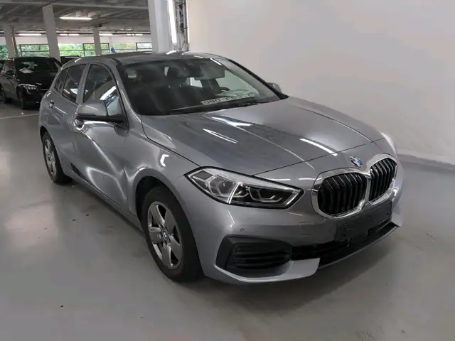 BMW 1 Series view 4