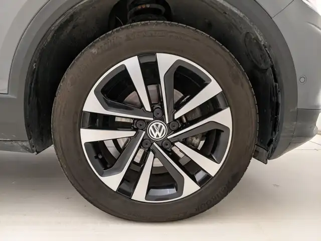 Volkswagen T-Roc view 9